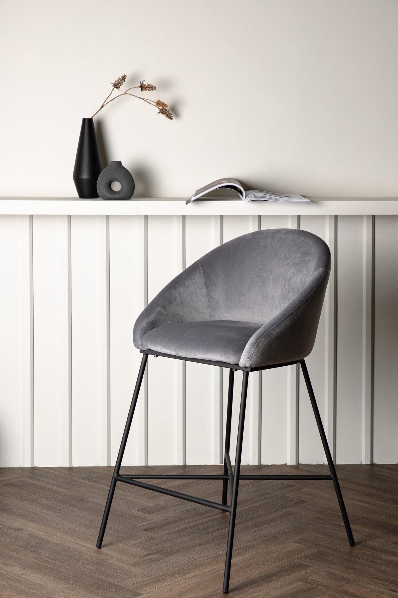 Stilvoller Velvet Barstuhl von Venture Home in Grau: Hochwertiger Samt, robuste Metallbeine, perfekt für gemütliche Abende und moderne Einrichtungen.