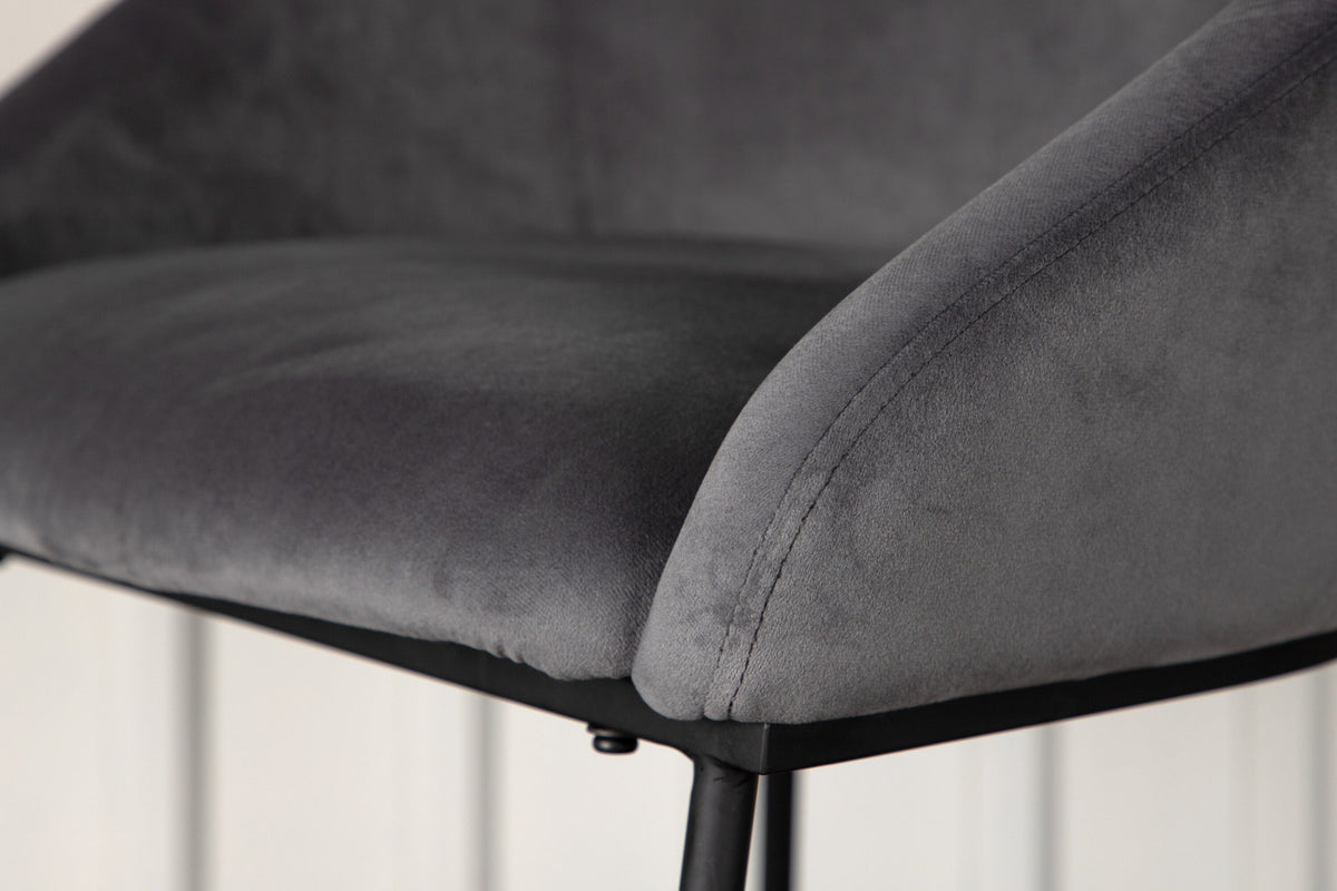 Velvet Barstuhl in Dunkelgrau präsentiert im Onlineshop von KAQTU Design AG. Barstuhl ist von Venture Home