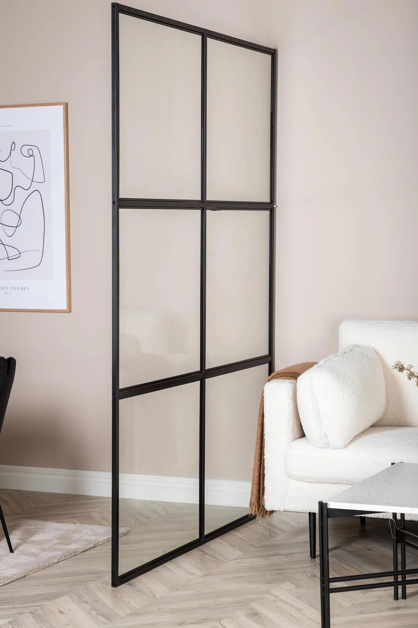 Eleganter Leif Raumtrenner von Venture Home für moderne Wohnräume.