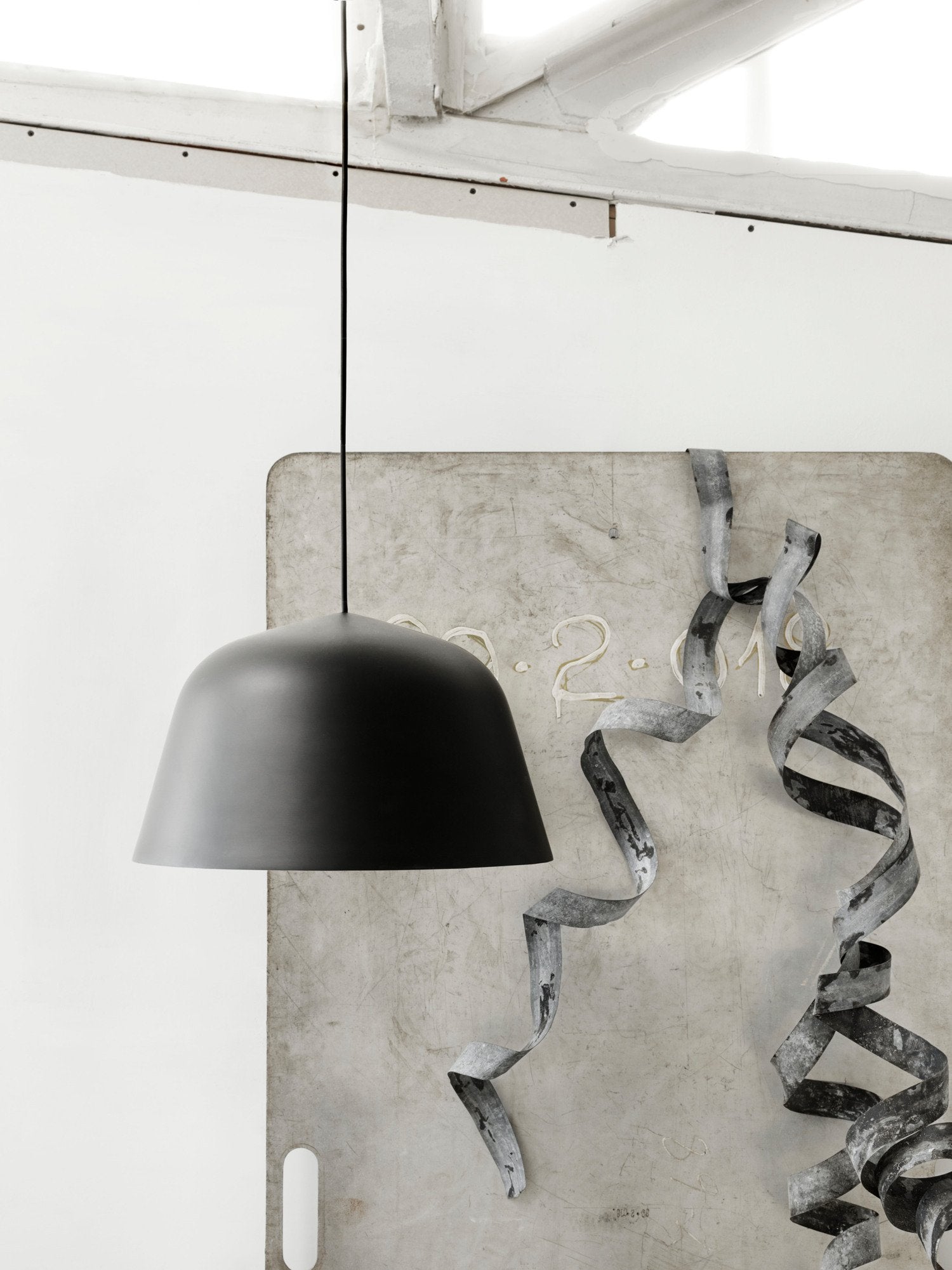 Ambit Pendelleuchte in Schwarz präsentiert im Onlineshop von KAQTU Design AG. Pendelleuchte ist von Muuto