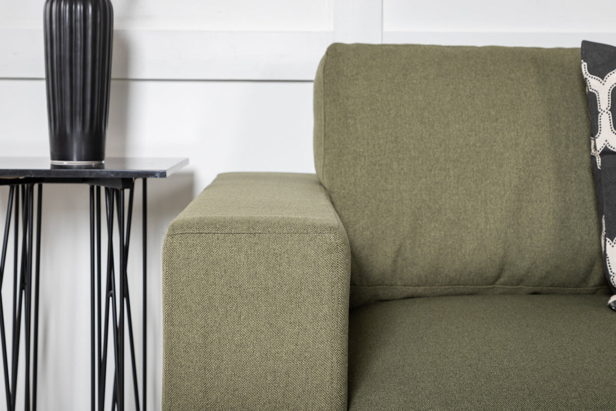 Bolero Sofa in Grün präsentiert im Onlineshop von KAQTU Design AG. 3er Sofa ist von Venture Home
