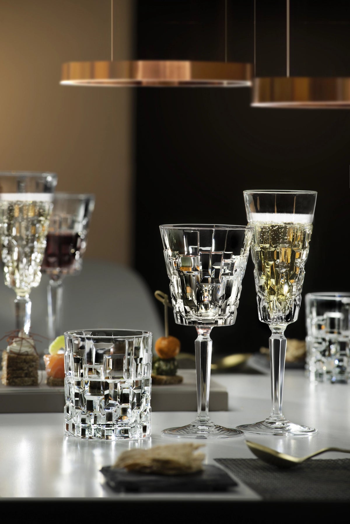 Sechs transparente Weingläser aus Glas der Serie Etna von RCR, Durchmesser 7.9 cm, Höhe 18.4 cm, Fassungsvermögen 20 cl, auf hellem Hintergrund.