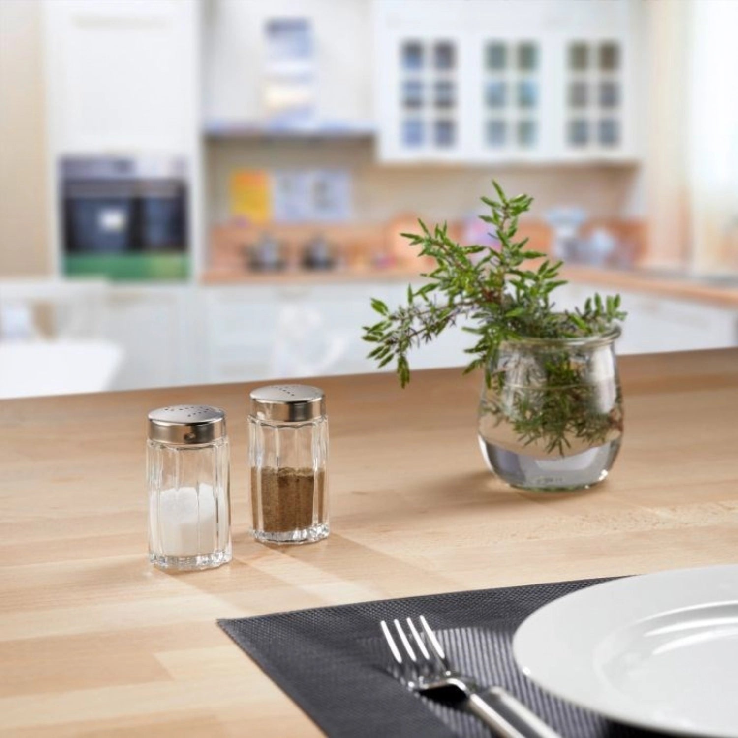 Elegantes 2-teiliges Set Salz- und Pfefferstreuer von Westmark, ideal für den Tisch, aus hochwertigem Material gefertigt.