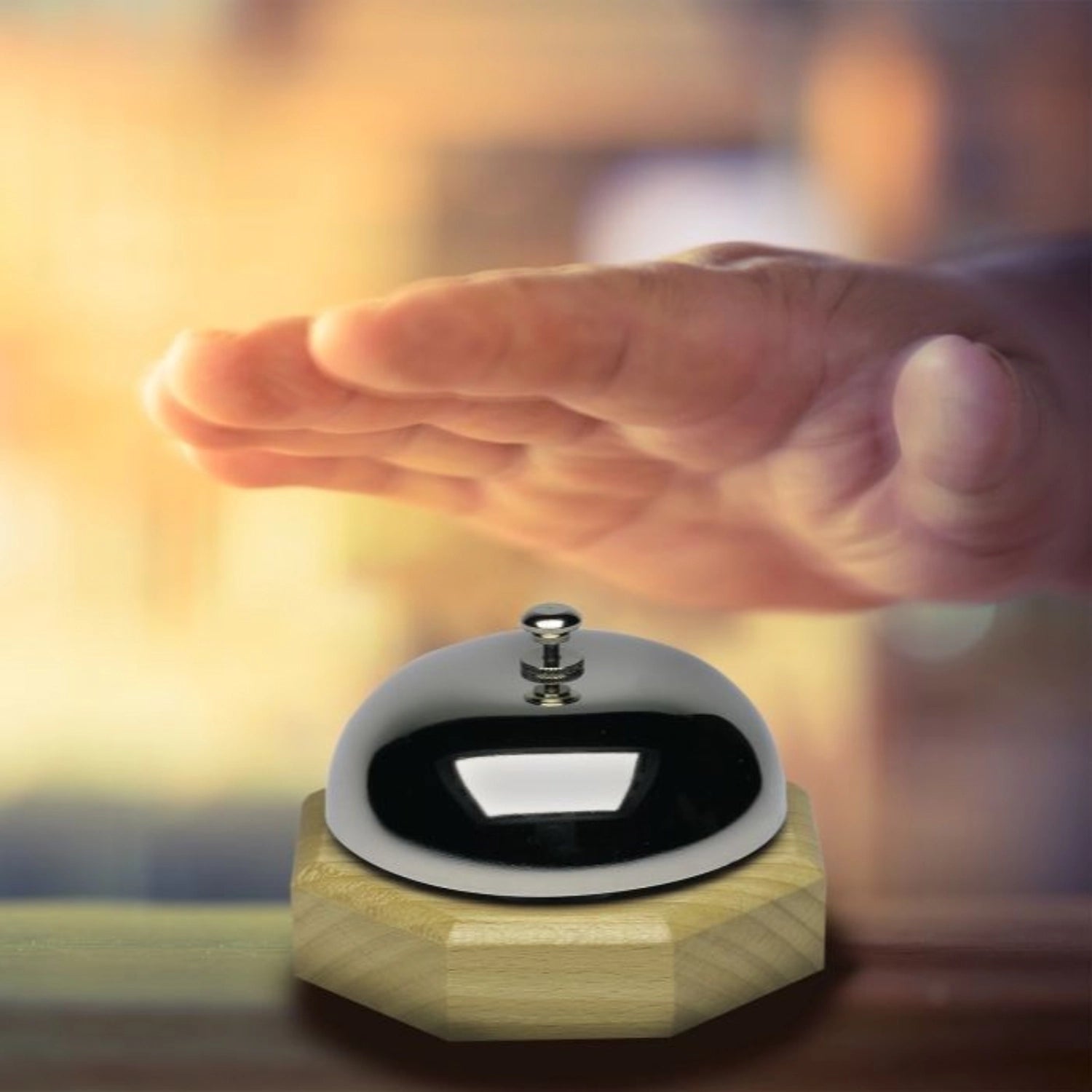 Elegante Tischglocke von Westmark, ideal für Service und Empfang, kompakt mit 8.5x8.5x5.5 cm, hochwertig und funktional.