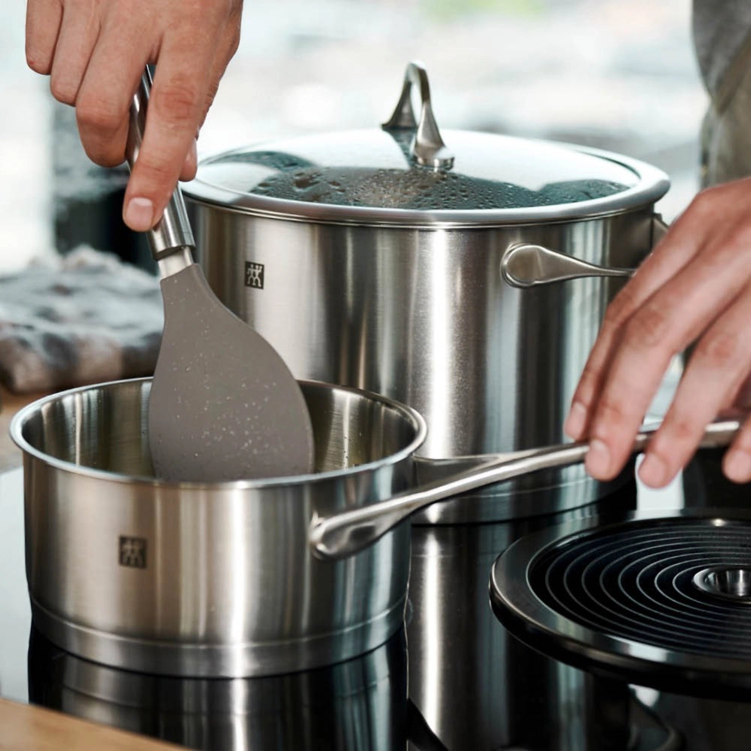 Entdecken Sie das Zwilling Essence Kochgeschirr-Set 4tlg. – ideal für Hobby- und Profiköche. Langlebiger Edelstahl, perfekte Wärmeverteilung und ergonomische Griffe für müheloses Kochen.