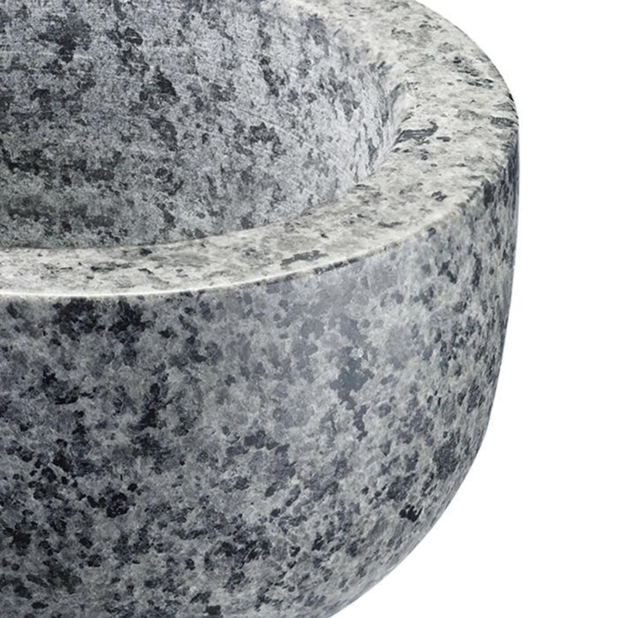 Robuster Granitmörser von Westmark, perfekt für Gewürze und Kräuter. Maße: 13 cm Durchmesser, 7 cm Höhe. Praktisch und langlebig.