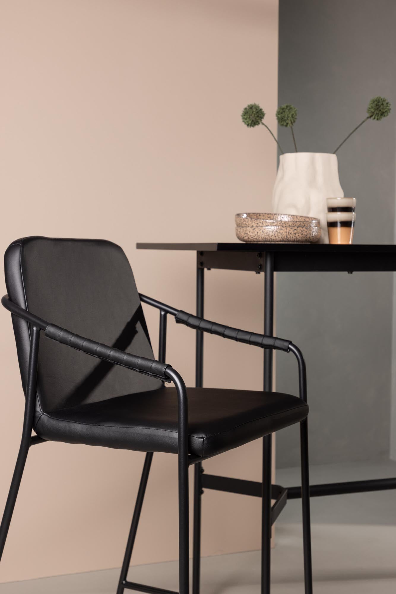 Der Twist Barstuhl von Venture Home bietet modernes Design und hervorragenden Komfort. Perfekt für stilvolle Einrichtungen und gesellige Anlässe.