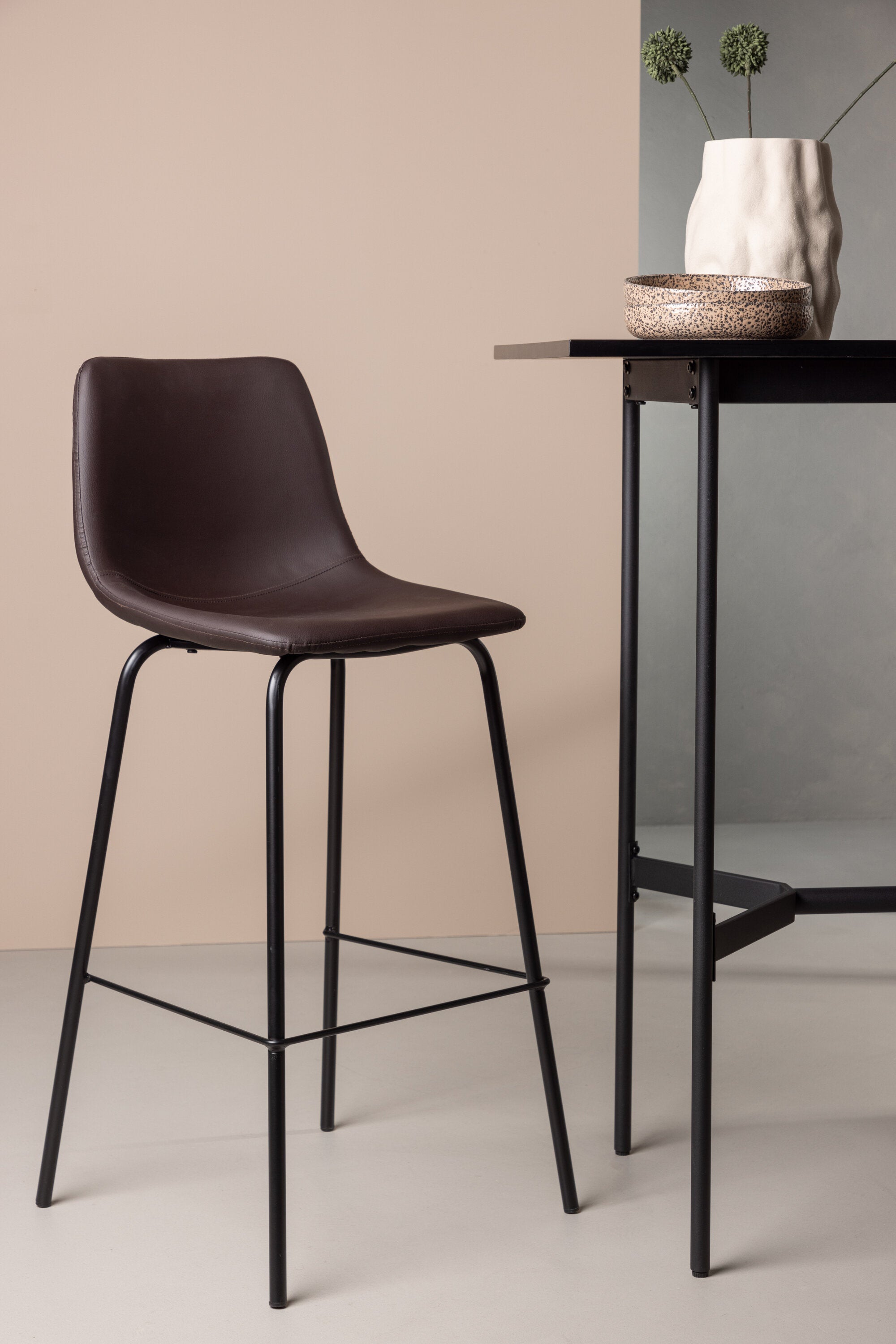 Alexi Barstuhl in Braun präsentiert im Onlineshop von KAQTU Design AG. Barstuhl ist von Venture Home