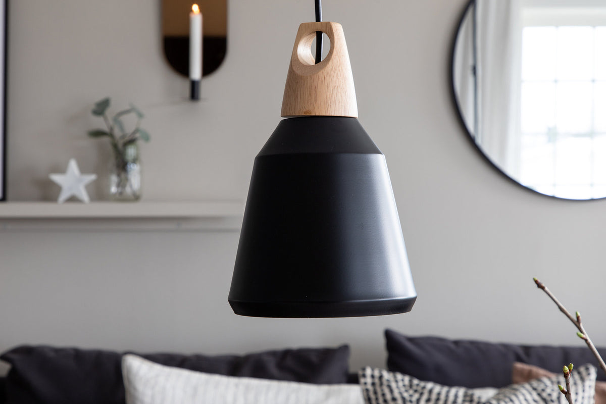 Nao Pendelleuchte in Schwarz präsentiert im Onlineshop von KAQTU Design AG. Pendelleuchte ist von Venture Home