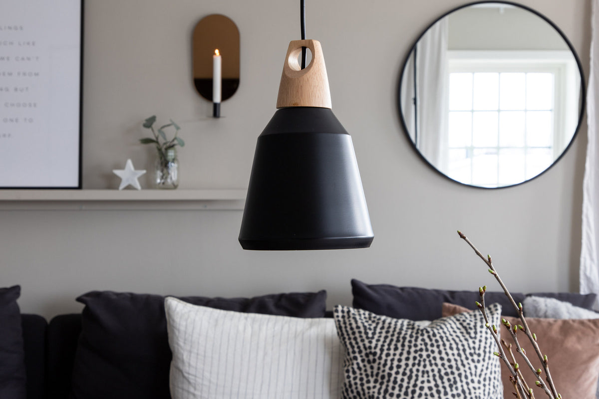 Nao Pendelleuchte in Schwarz präsentiert im Onlineshop von KAQTU Design AG. Pendelleuchte ist von Venture Home