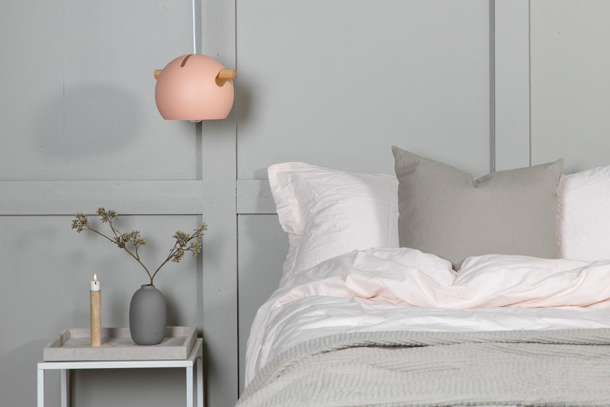 Runde Pendelleuchte in Altrosa aus PVC und Stahl, weicher Lampenschirm mit sanft geschwungener Form, skandinavisches Design.