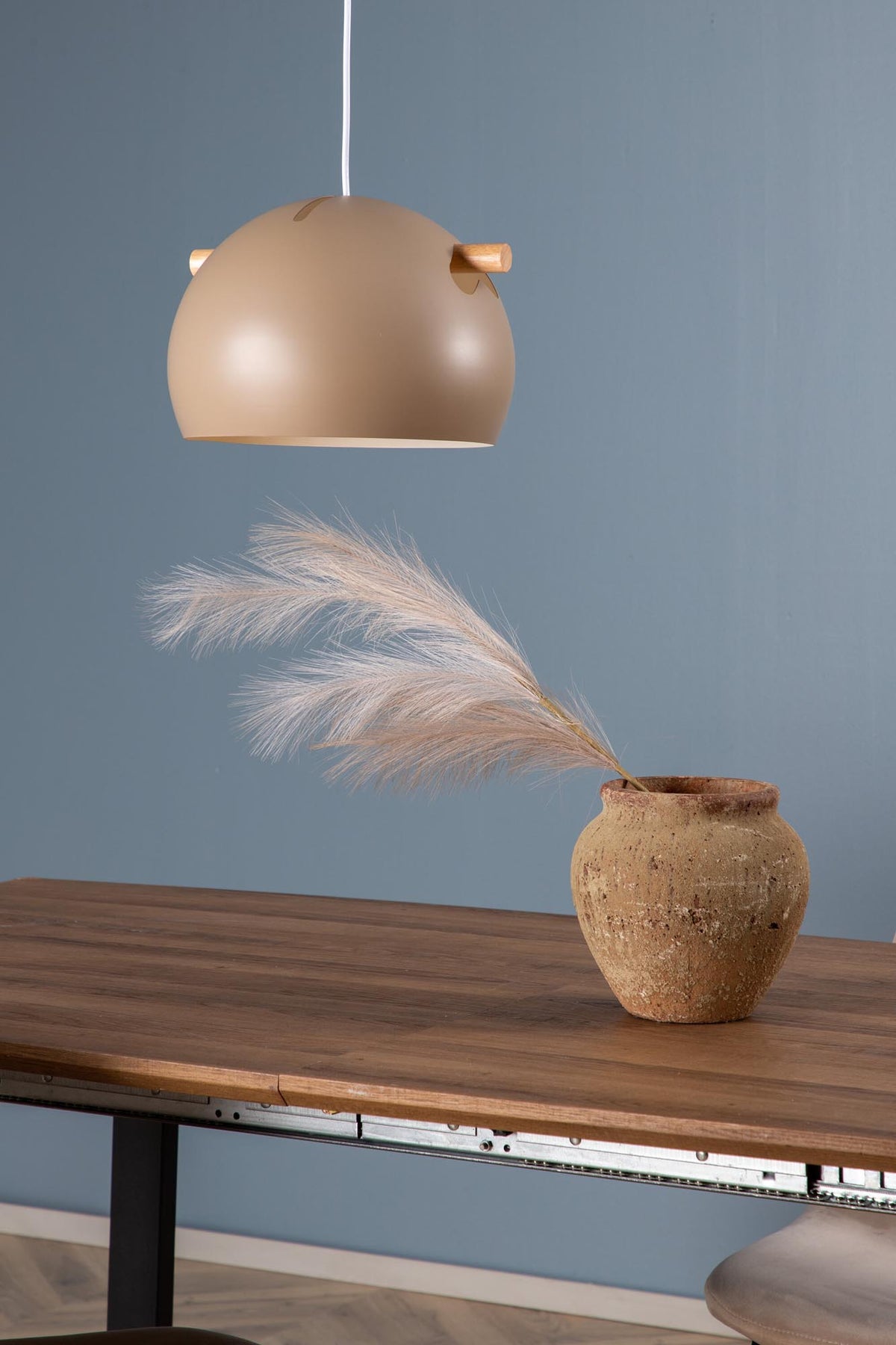 Tubbie Pendelleuchte in Beige präsentiert im Onlineshop von KAQTU Design AG. Pendelleuchte ist von Venture Home