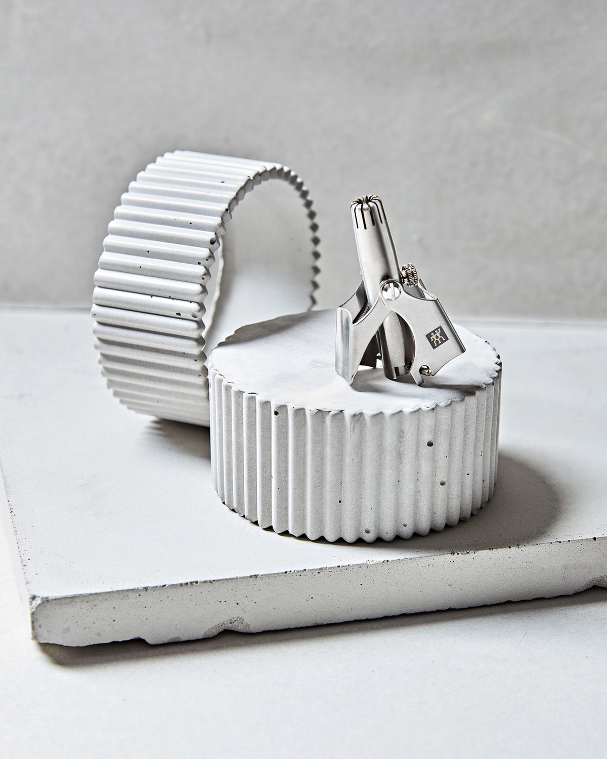 Nasen- und Ohrhaartrimmer, matt in Silber präsentiert im Onlineshop von KAQTU Design AG. Pflege ist von Zwilling Beauty