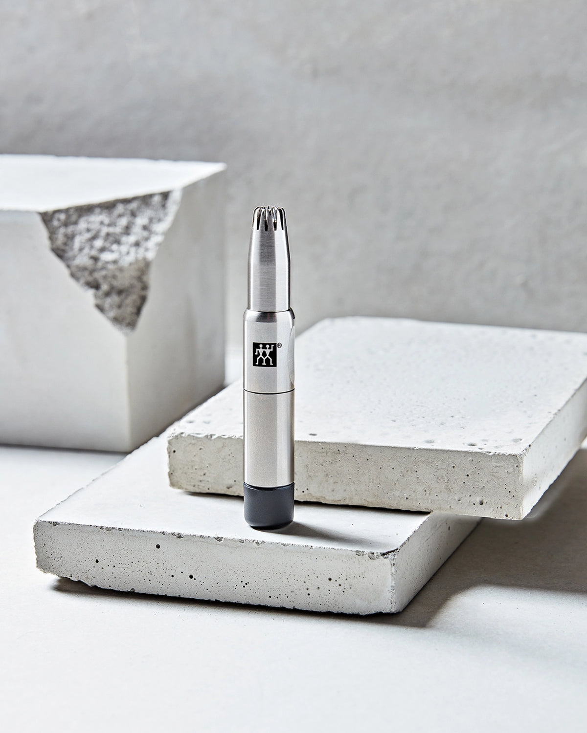 Nasen- und Ohrenhaarschneider, rostfrei 60mm in Silber präsentiert im Onlineshop von KAQTU Design AG. Pflege ist von Zwilling Beauty