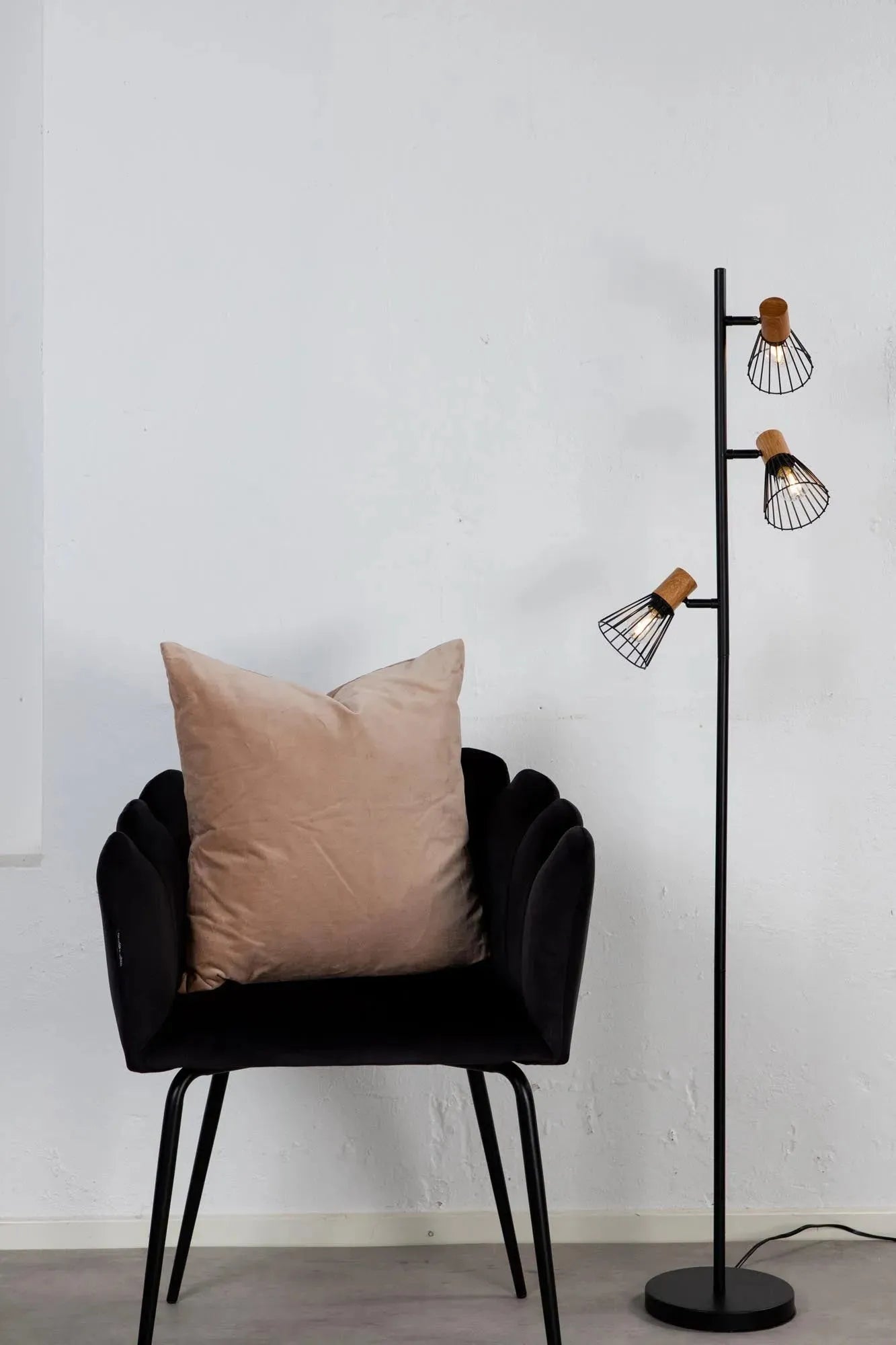 Die Atticus Stehleuchte von Venture Home: Modernes Design, verstellbare Lichtquellen, elegante Lampenschirme aus Stein, zeitlose Ästhetik.