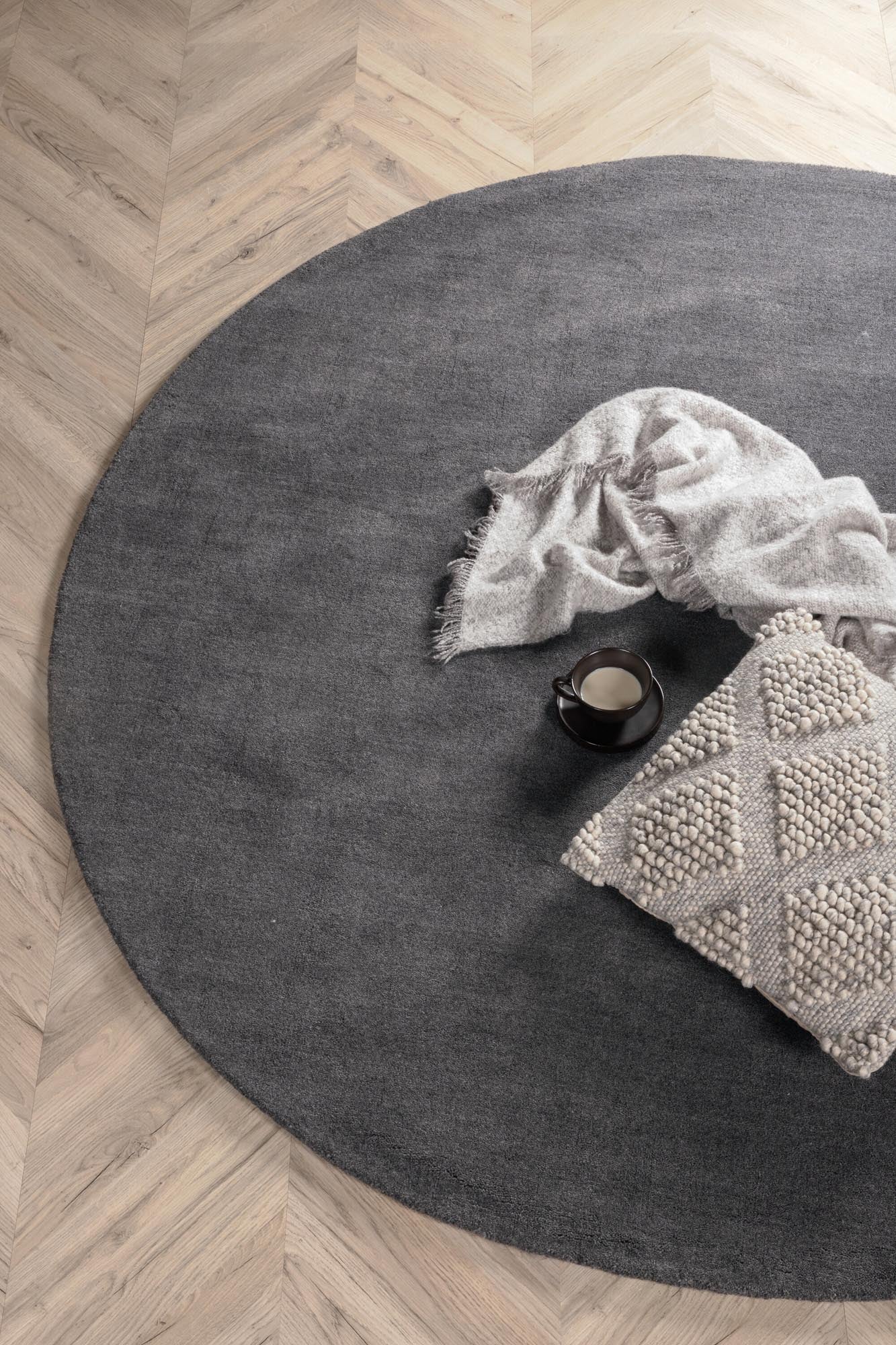 Ulla Teppich in Dunkelgrau präsentiert im Onlineshop von KAQTU Design AG. Teppich ist von Venture Home