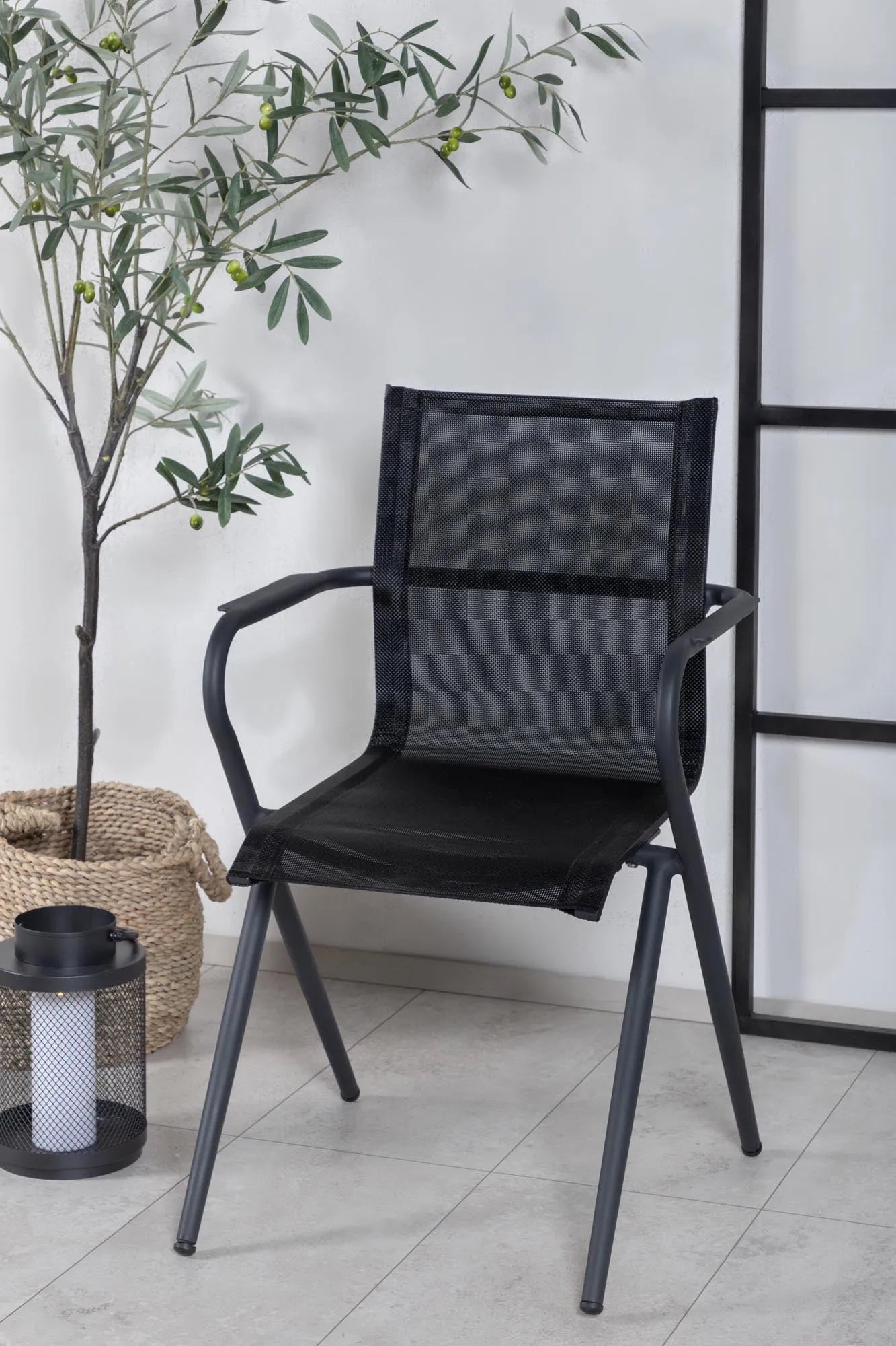 Eleganter Alina Stuhl von Venture Home für stilvolle Außenbereiche.