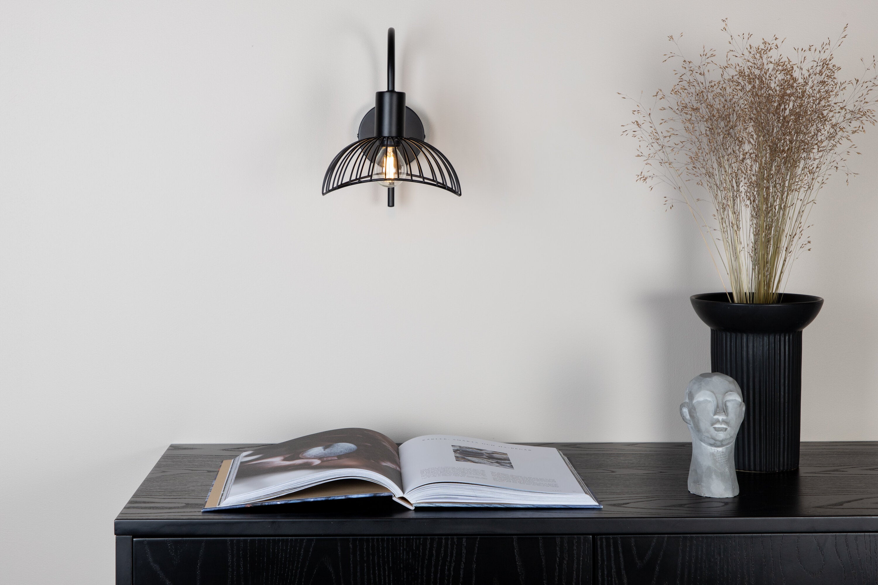 Elsa Wandleuchte in Schwarz präsentiert im Onlineshop von KAQTU Design AG. Wandleuchte ist von Venture Home