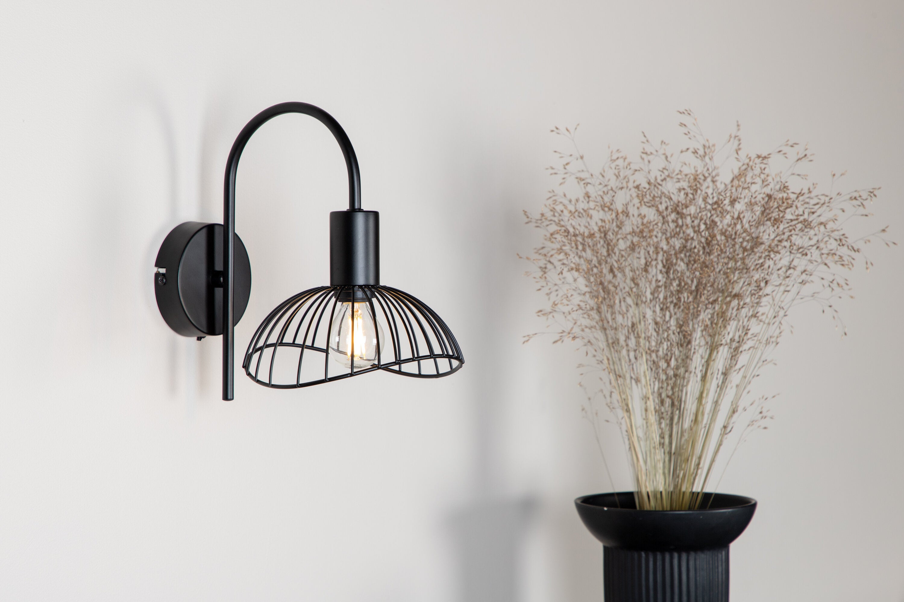 Elsa Wandleuchte in Schwarz präsentiert im Onlineshop von KAQTU Design AG. Wandleuchte ist von Venture Home