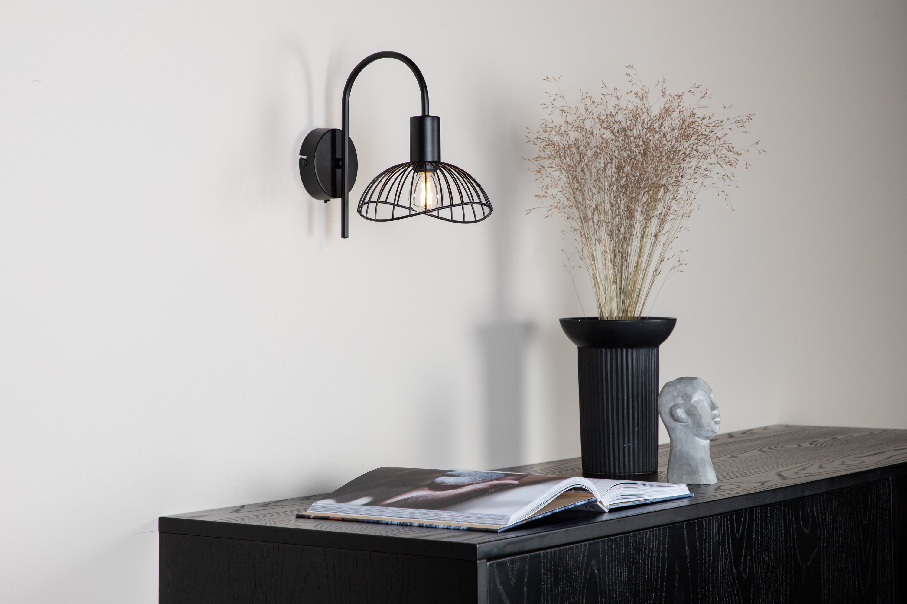 Elsa Wandleuchte in Schwarz präsentiert im Onlineshop von KAQTU Design AG. Wandleuchte ist von Venture Home