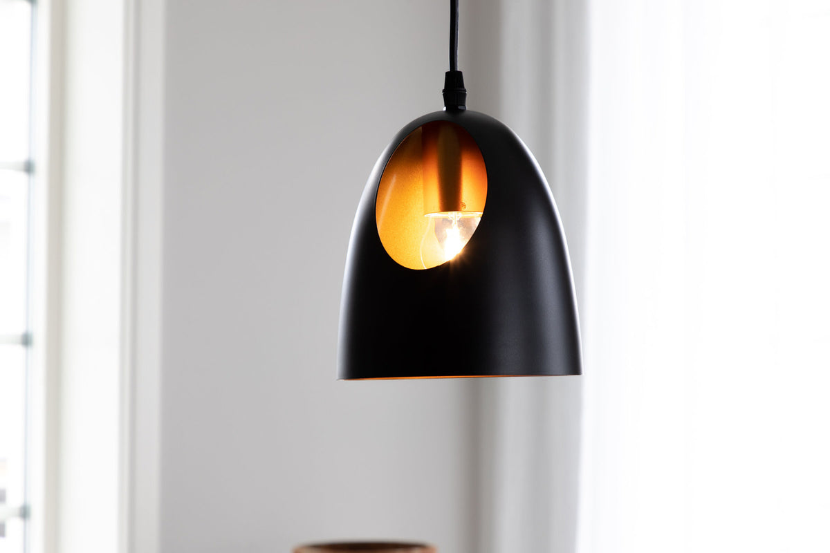 Elda Pendelleuchte in Schwarz präsentiert im Onlineshop von KAQTU Design AG. Pendelleuchte ist von Venture Home