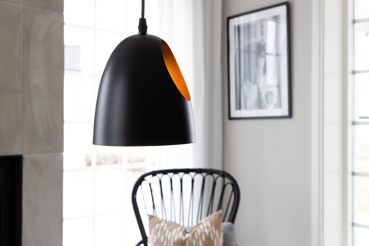 Elda Pendelleuchte in Schwarz präsentiert im Onlineshop von KAQTU Design AG. Pendelleuchte ist von Venture Home