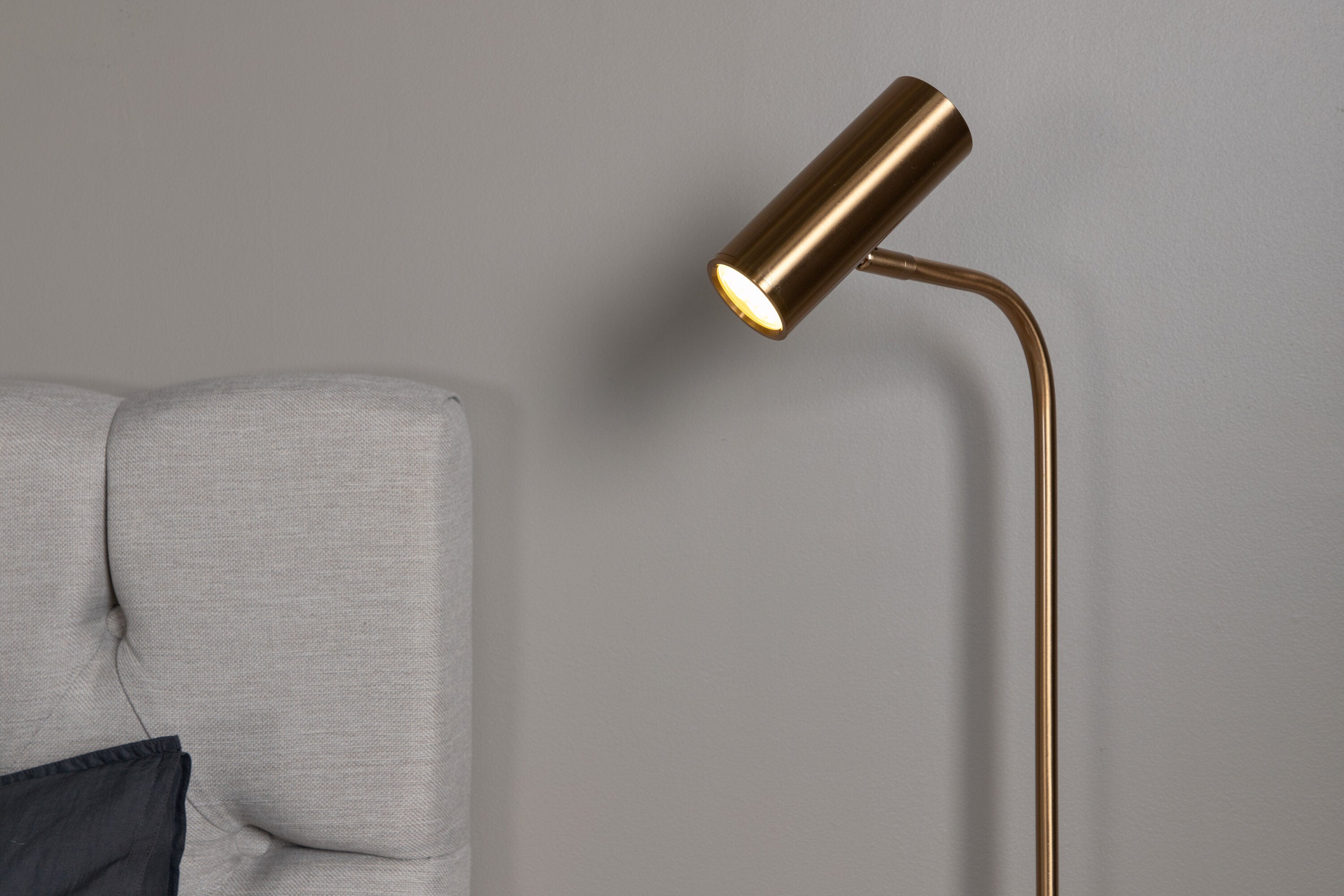 Vega Tischleuchte in Weiss präsentiert im Onlineshop von KAQTU Design AG. Tischleuchte ist von Venture Home