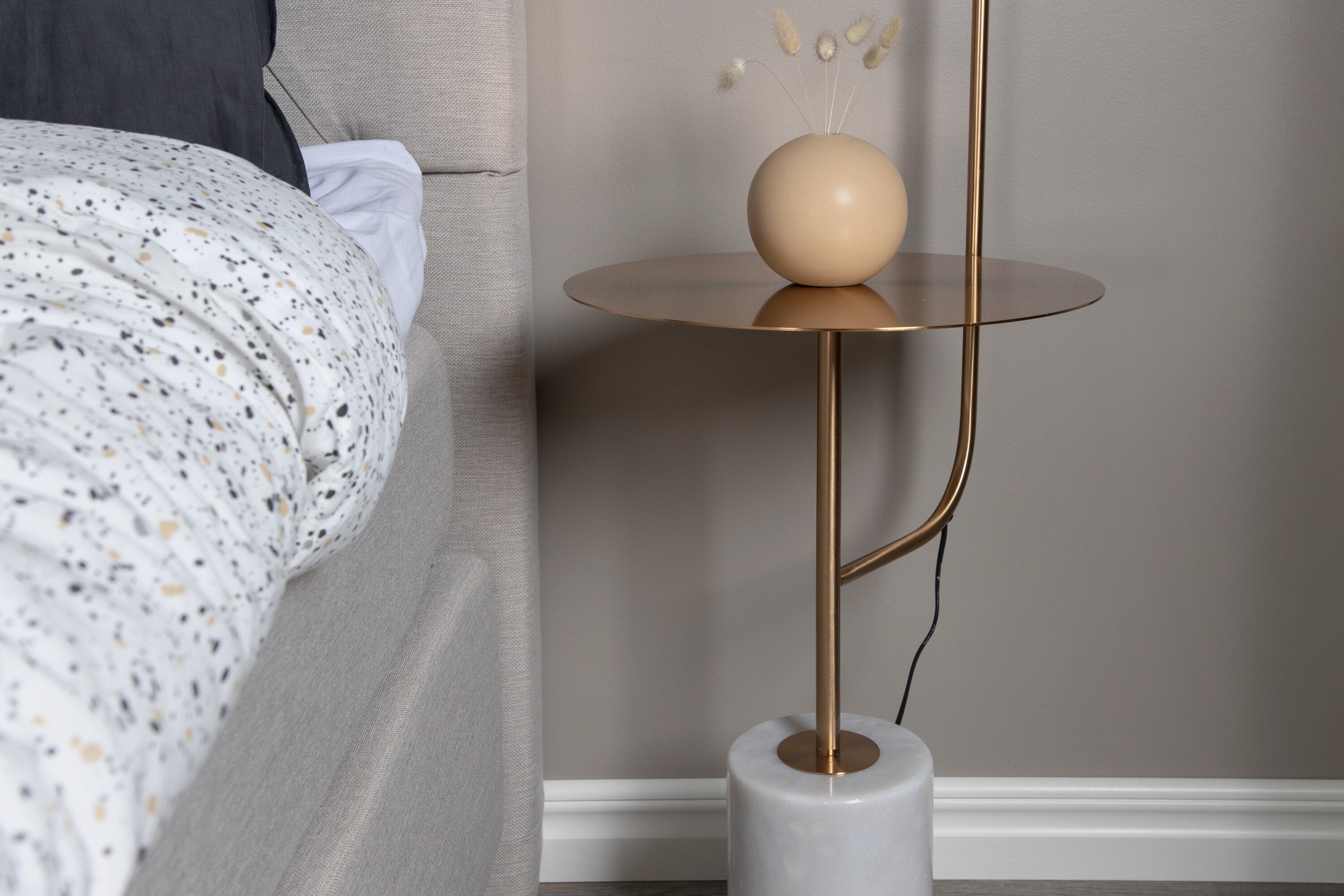 Vega Tischleuchte in Weiss präsentiert im Onlineshop von KAQTU Design AG. Tischleuchte ist von Venture Home