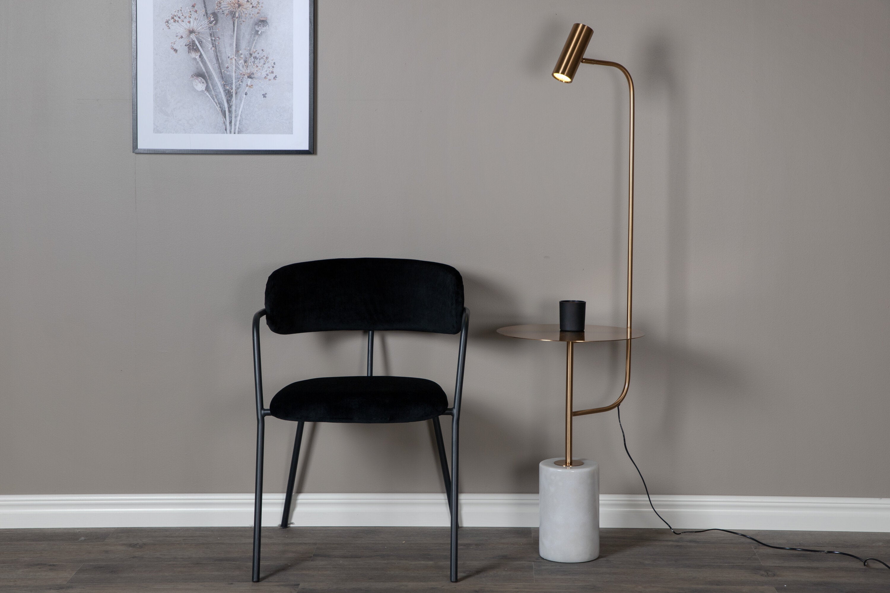 Vega Tischleuchte in Weiss präsentiert im Onlineshop von KAQTU Design AG. Tischleuchte ist von Venture Home