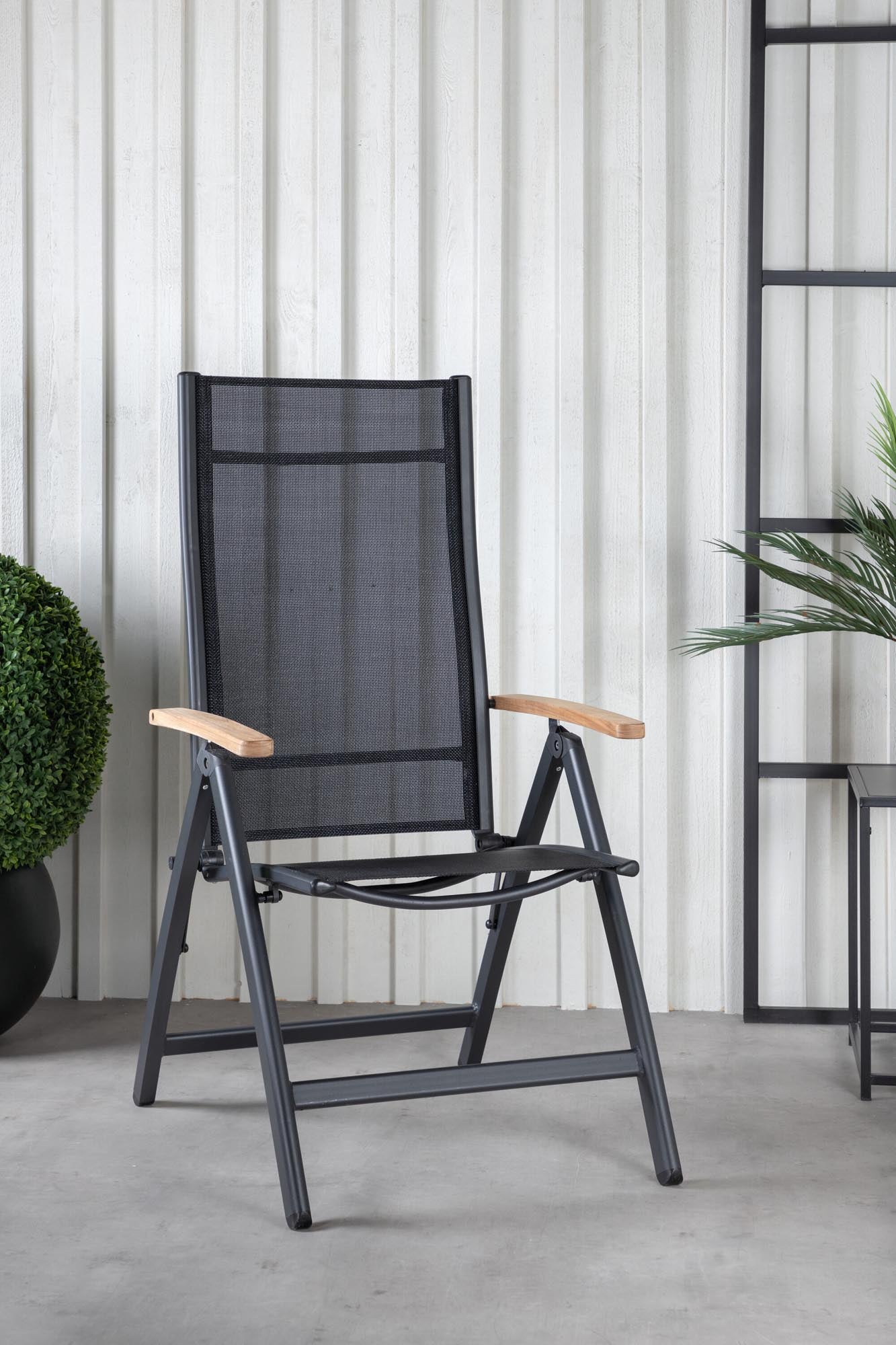 Erleben Sie den Panama Gartenstuhl Light von Venture Home: elegantes Design, wetterfestes Aluminium, luxuriöse Teakholz-Armlehnen, platzsparend und pflegeleicht.