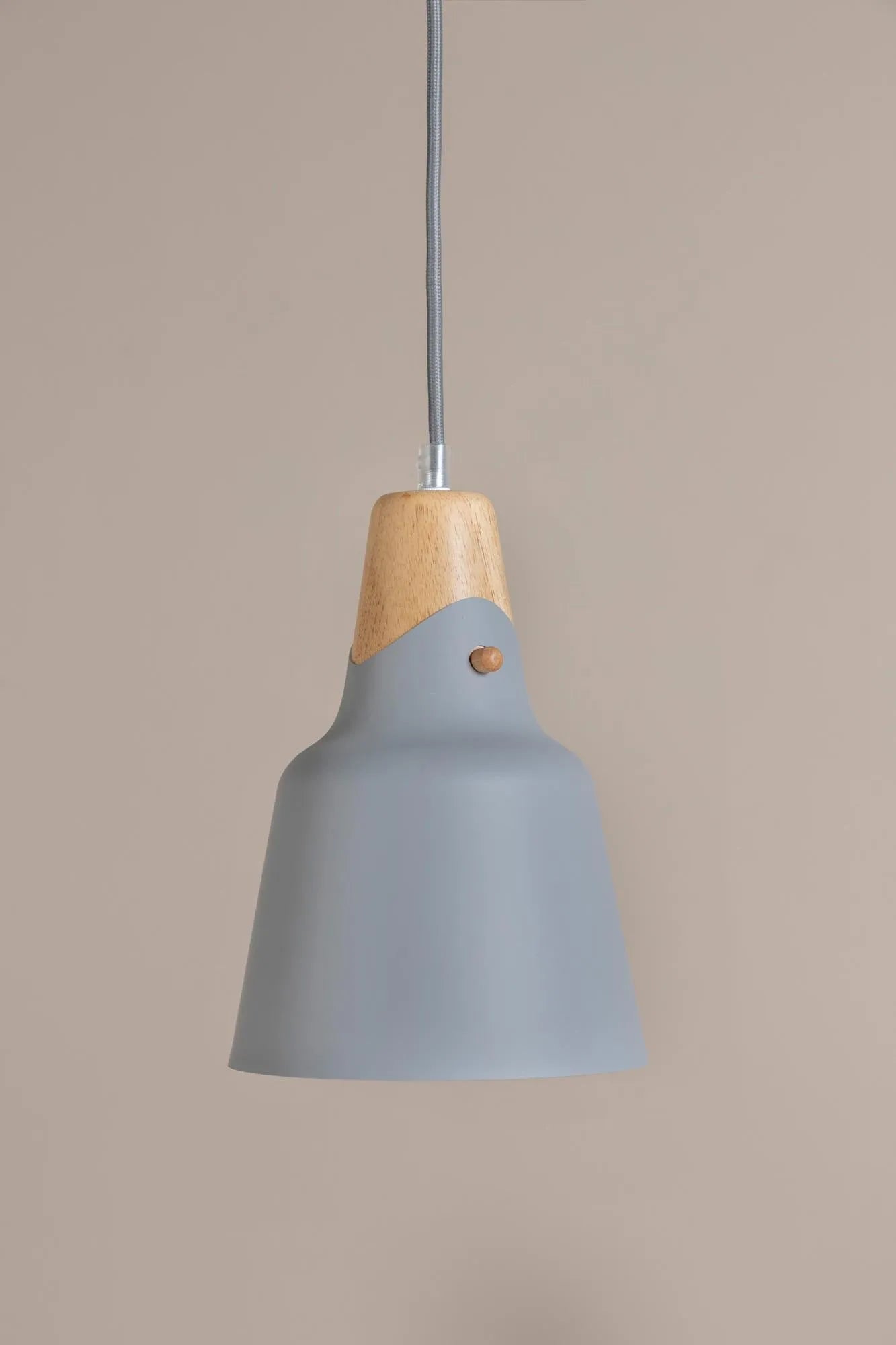 Elegante Rigel Pendelleuchte: Graues Aluminium trifft Walnuss, ideal für stilvolle Akzente in jedem Raum.