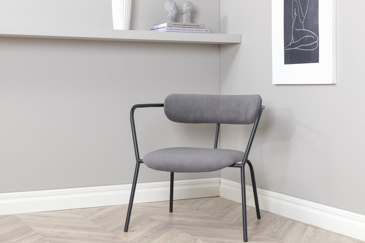 Duffy Sessel in Grau präsentiert im Onlineshop von KAQTU Design AG. Sessel mit Armlehnen ist von Venture Home