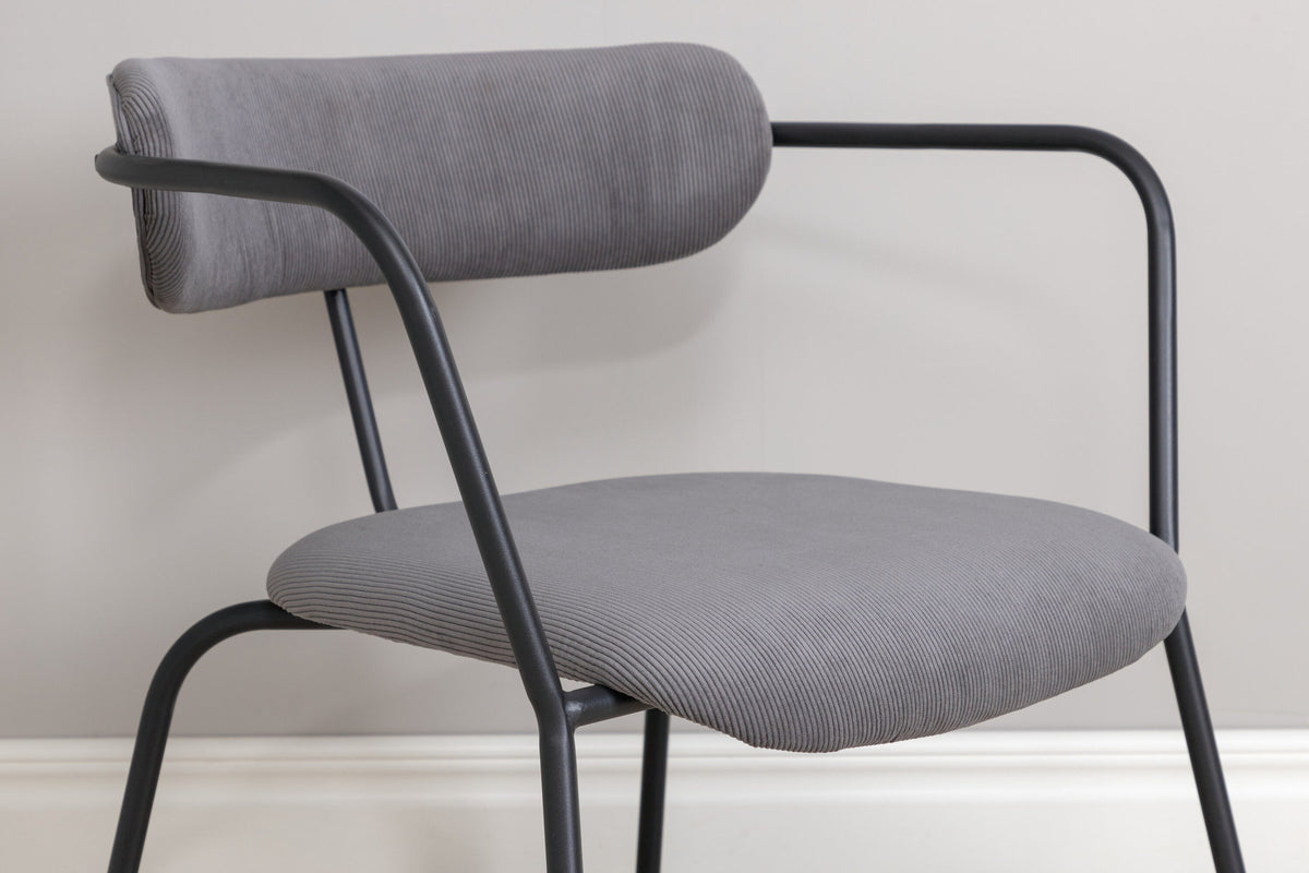 Duffy Sessel in Grau präsentiert im Onlineshop von KAQTU Design AG. Sessel mit Armlehnen ist von Venture Home