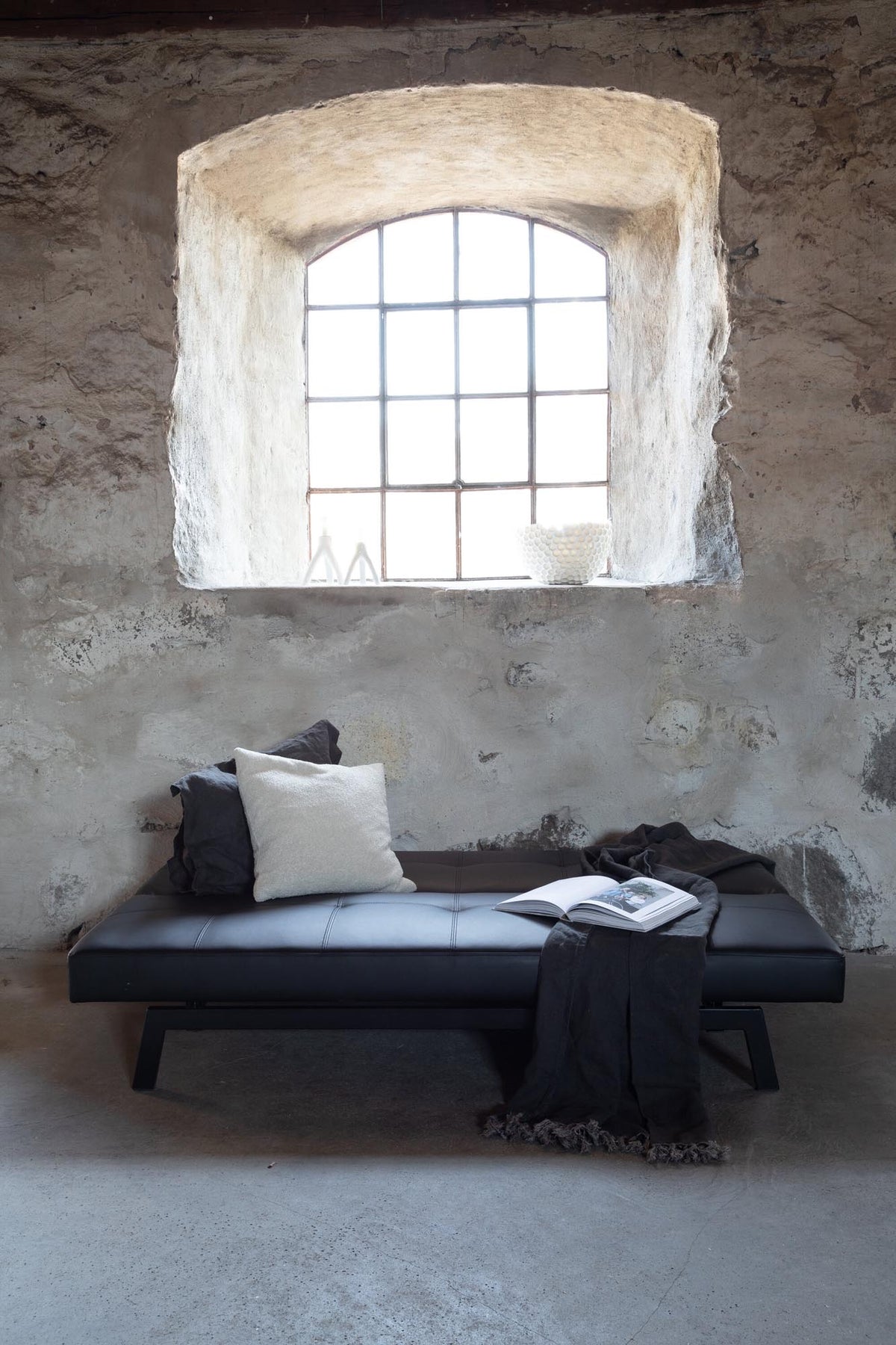 Bodil Sofa in Schwarz präsentiert im Onlineshop von KAQTU Design AG. Bettsofa ist von Venture Home