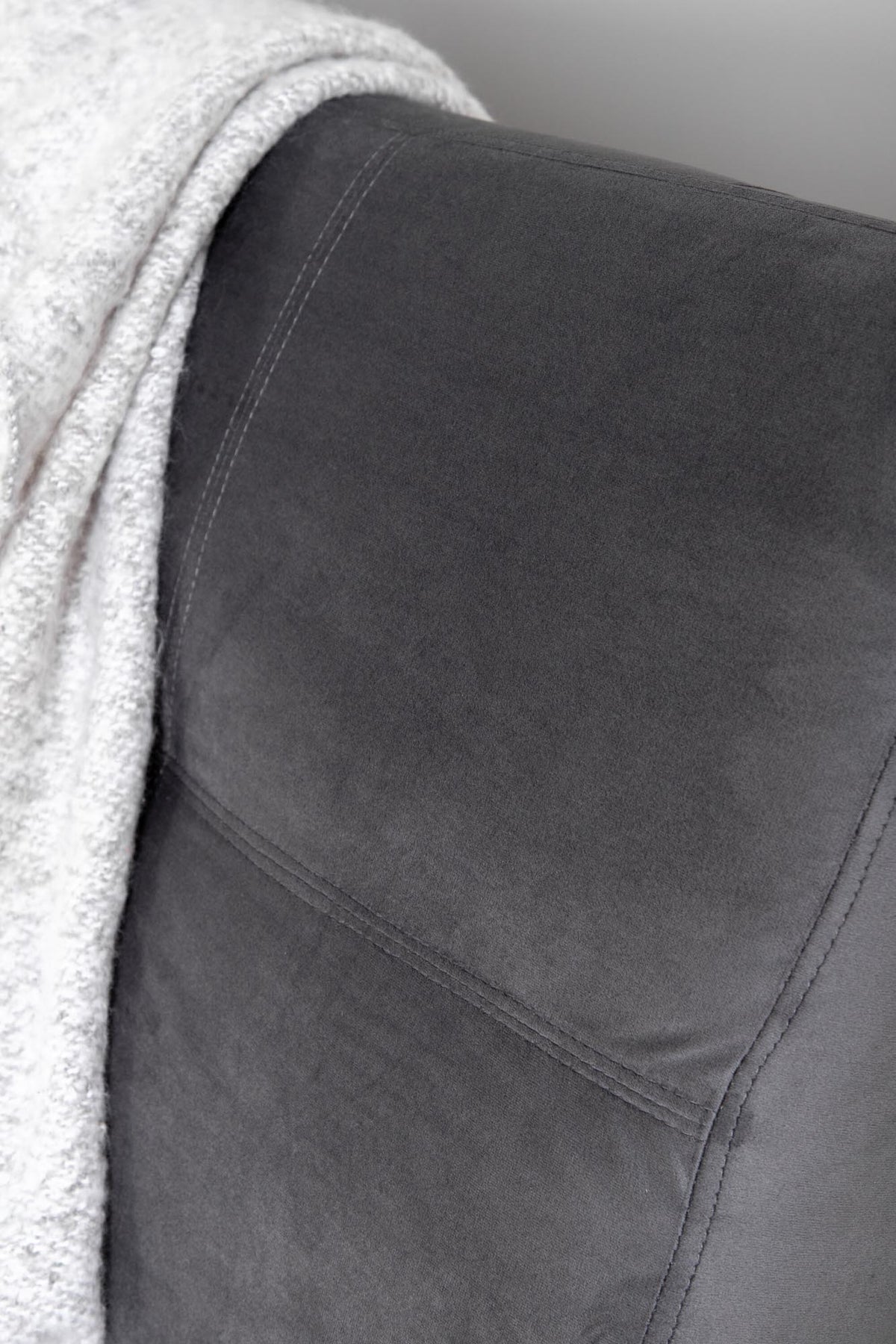 Bodil Sofa in Dunkelgrau präsentiert im Onlineshop von KAQTU Design AG. Bettsofa ist von Venture Home