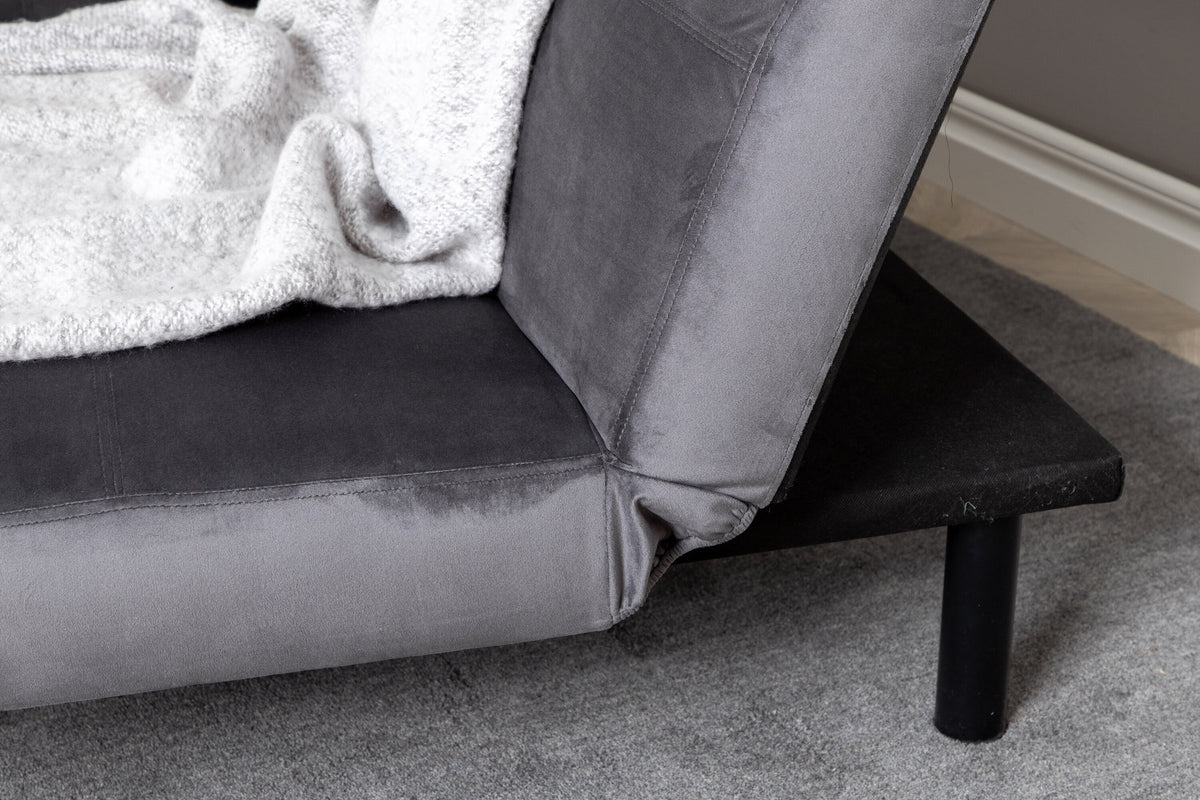 Bodil Sofa in Dunkelgrau präsentiert im Onlineshop von KAQTU Design AG. Bettsofa ist von Venture Home
