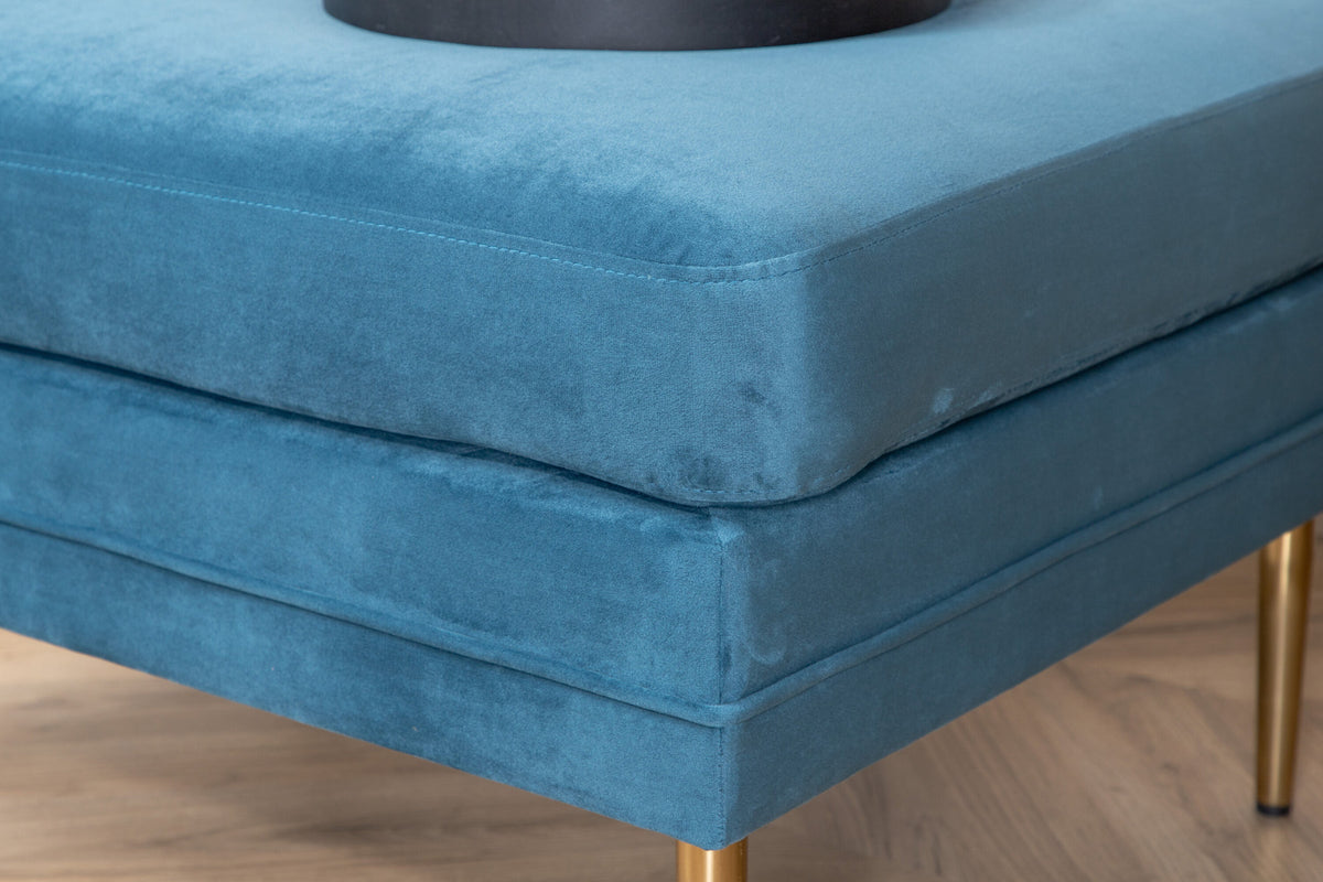 Boom Ottoman / Pouf in Blau präsentiert im Onlineshop von KAQTU Design AG. Ottoman ist von Venture Home