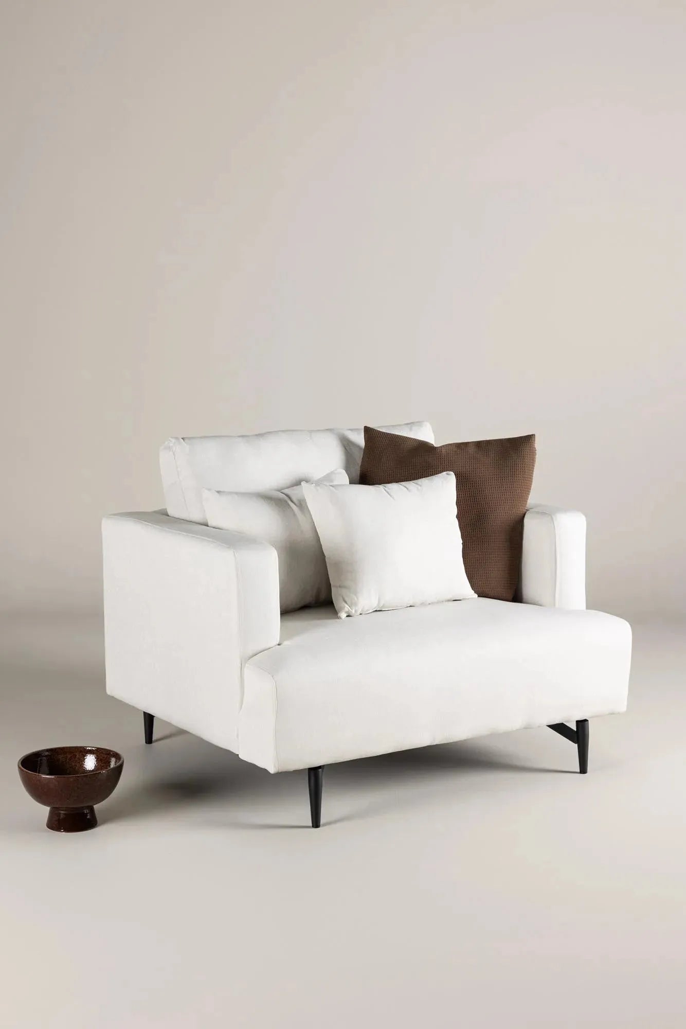 Eleganter Sofia Sessel von Venture Home: Beiger Stoff, schwarzes Metall, stilvoll, komfortabel, pflegeleicht, modernes Design.