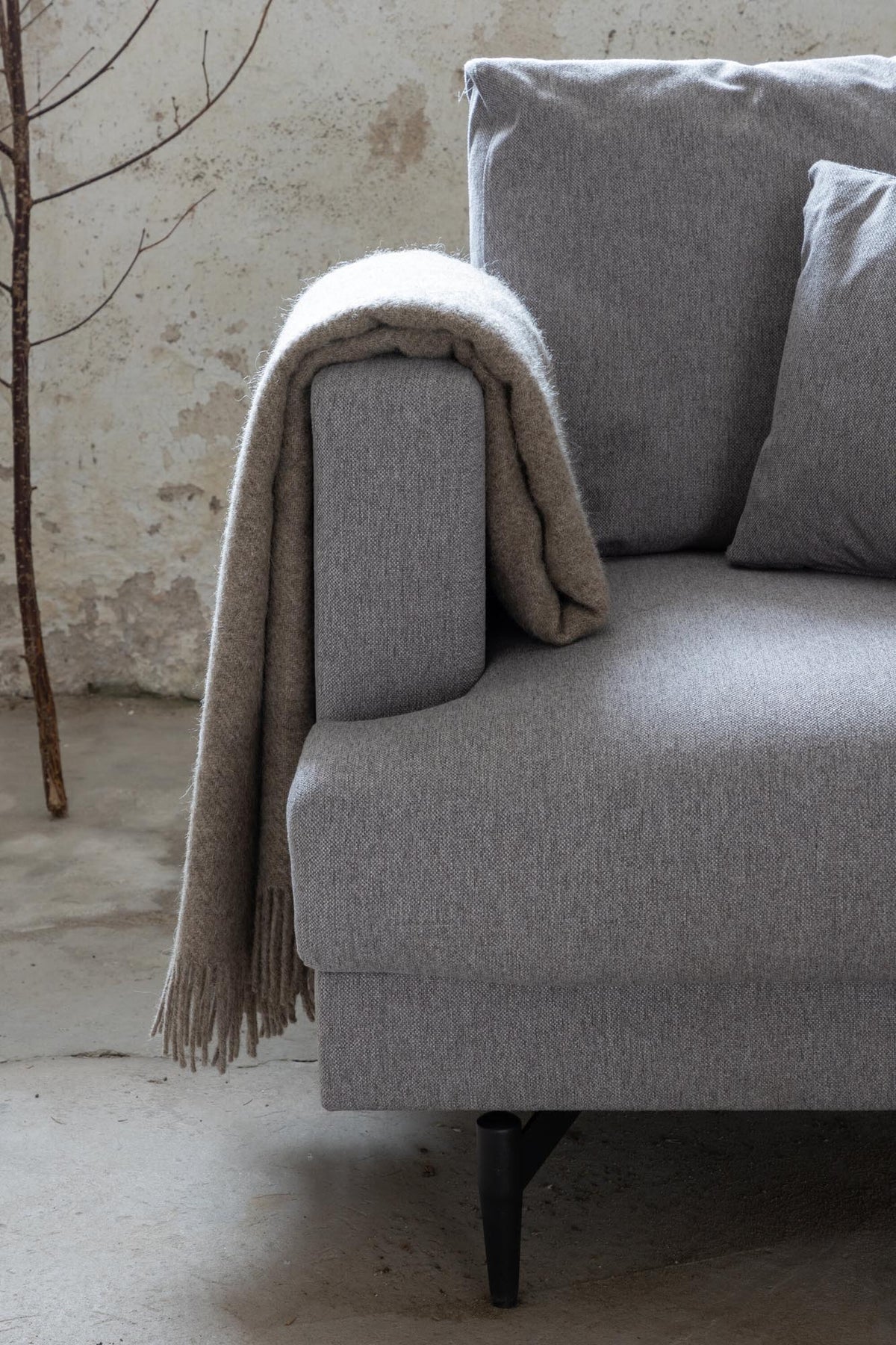 Sofia Sessel in Grau präsentiert im Onlineshop von KAQTU Design AG. Sessel mit Armlehnen ist von Venture Home