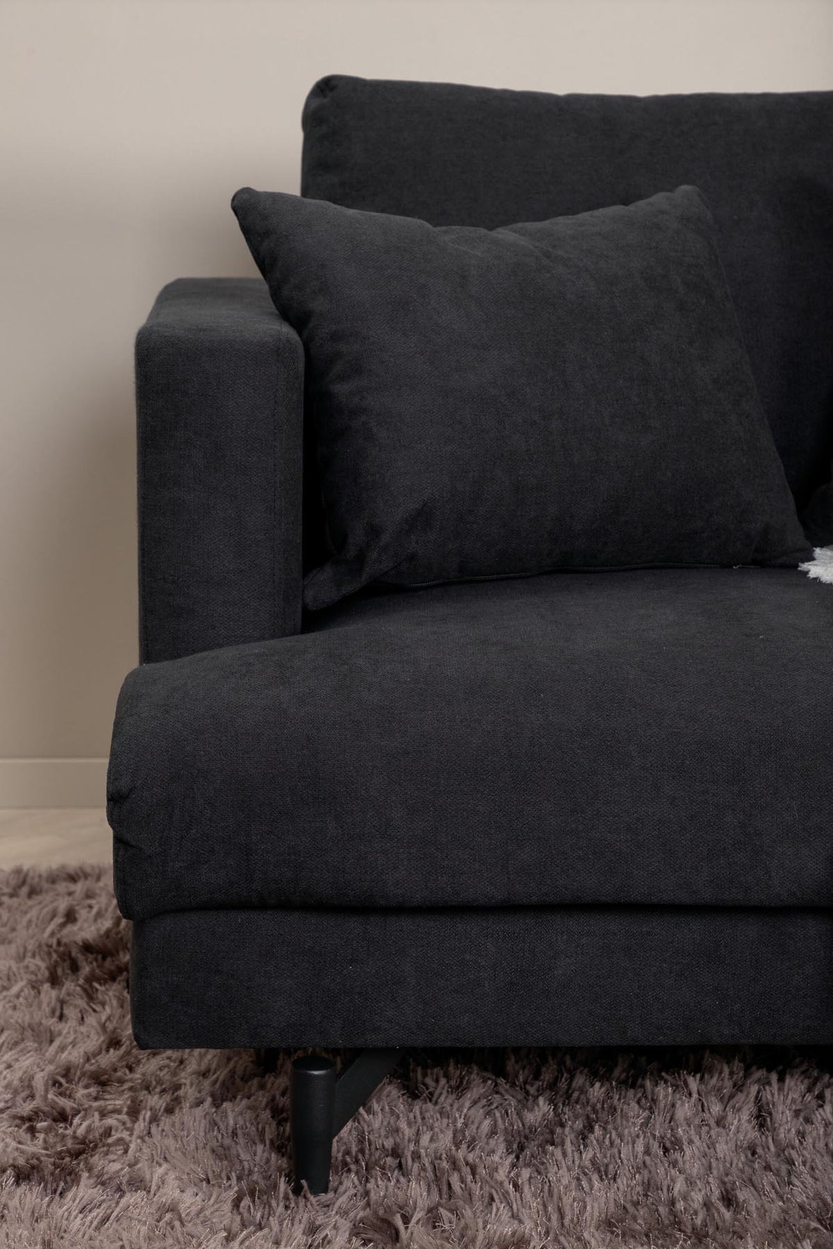 Sofia Sessel in Schwarz präsentiert im Onlineshop von KAQTU Design AG. Sessel mit Armlehnen ist von Venture Home