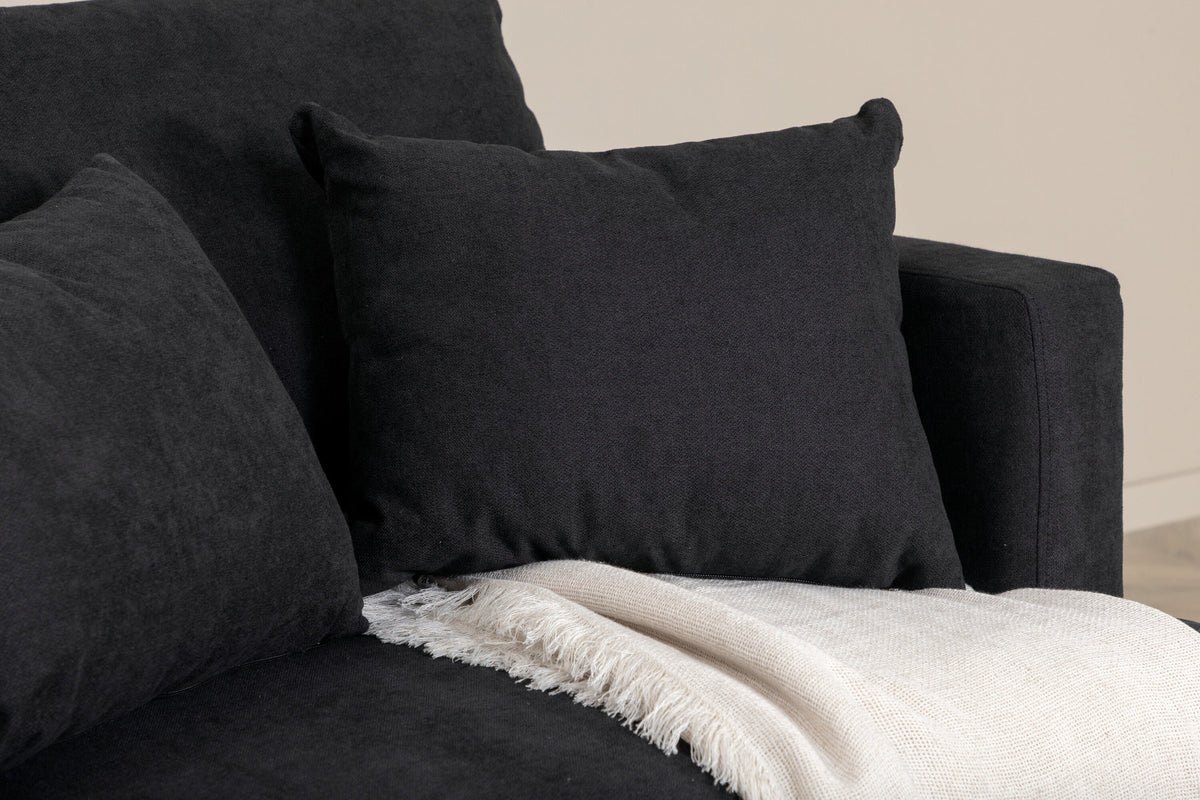Sofia Sessel in Schwarz präsentiert im Onlineshop von KAQTU Design AG. Sessel mit Armlehnen ist von Venture Home