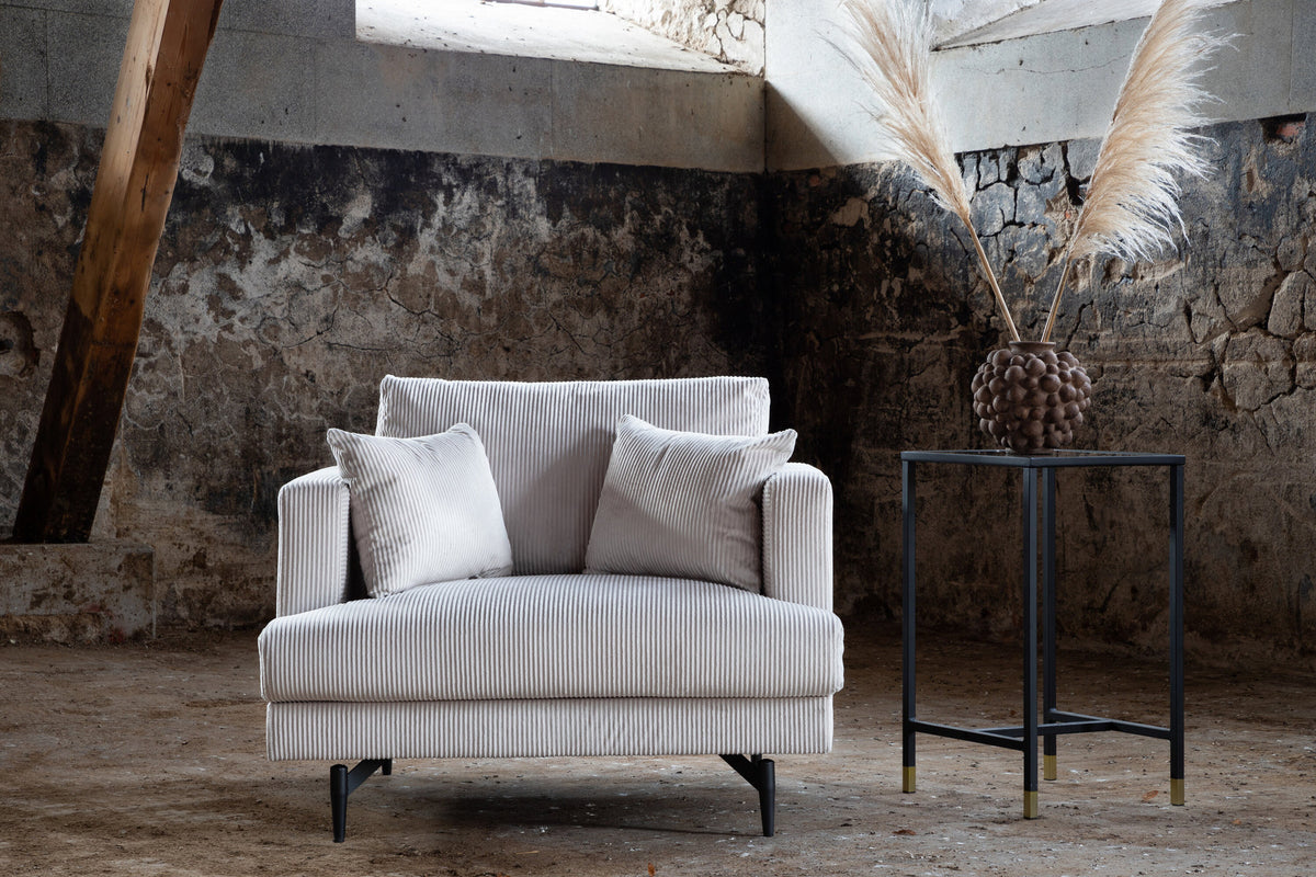 Sofia Sessel in Beige präsentiert im Onlineshop von KAQTU Design AG. Sessel mit Armlehnen ist von Venture Home