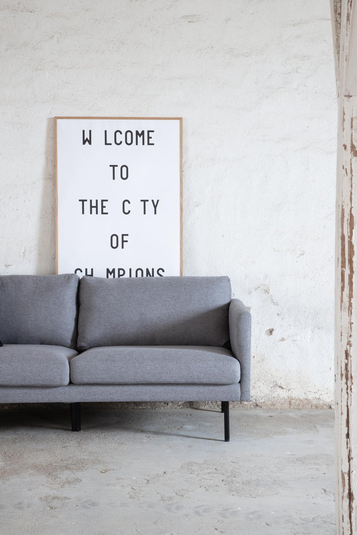 Zoom 3er Sofa in Grau präsentiert im Onlineshop von KAQTU Design AG. 3er Sofa ist von Venture Home