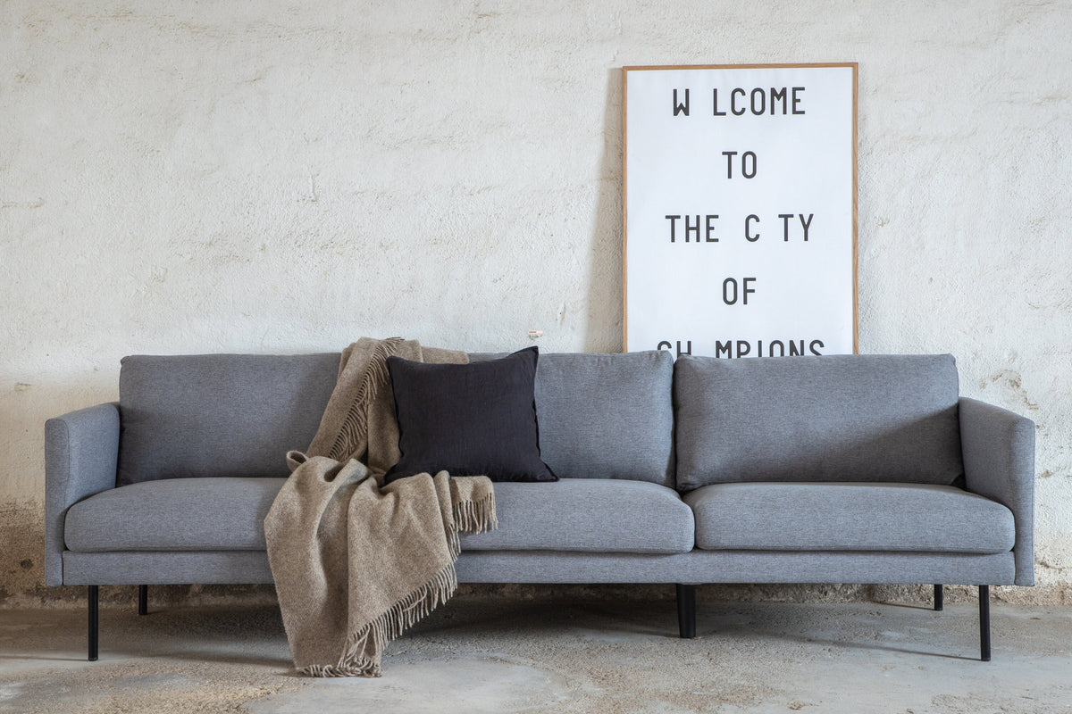 Zoom 3er Sofa in Grau präsentiert im Onlineshop von KAQTU Design AG. 3er Sofa ist von Venture Home
