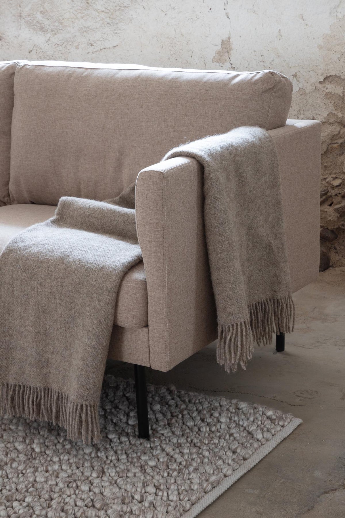 Zoom 3er Sofa in Braun präsentiert im Onlineshop von KAQTU Design AG. 3er Sofa ist von Venture Home