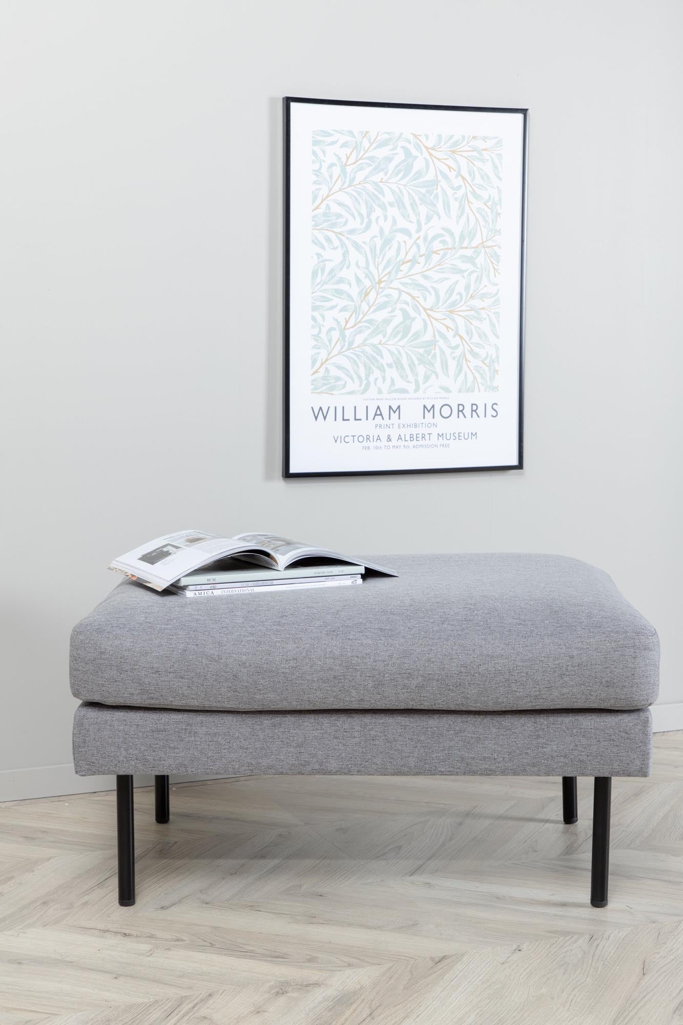 Zoom Ottoman von Venture Home: Luxuriöser Pouf aus Samt, ideal als Sitzgelegenheit oder Dekorationselement für jedes Zuhause.