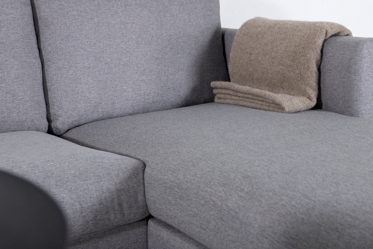 Zoom U-Sofa in Grau präsentiert im Onlineshop von KAQTU Design AG. L-Sofa rechts ist von Venture Home