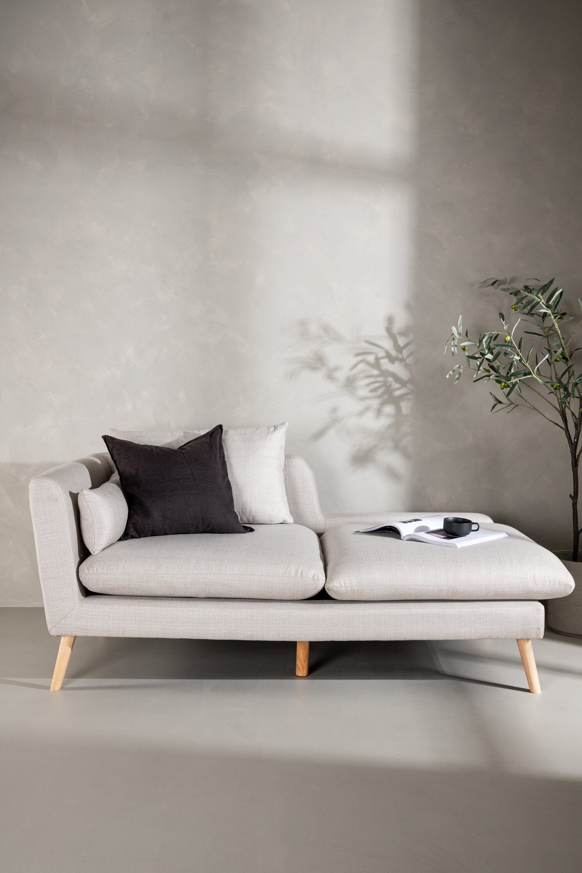 Tacoma Sofa in Beige präsentiert im Onlineshop von KAQTU Design AG. 2er Sofa ist von Venture Home