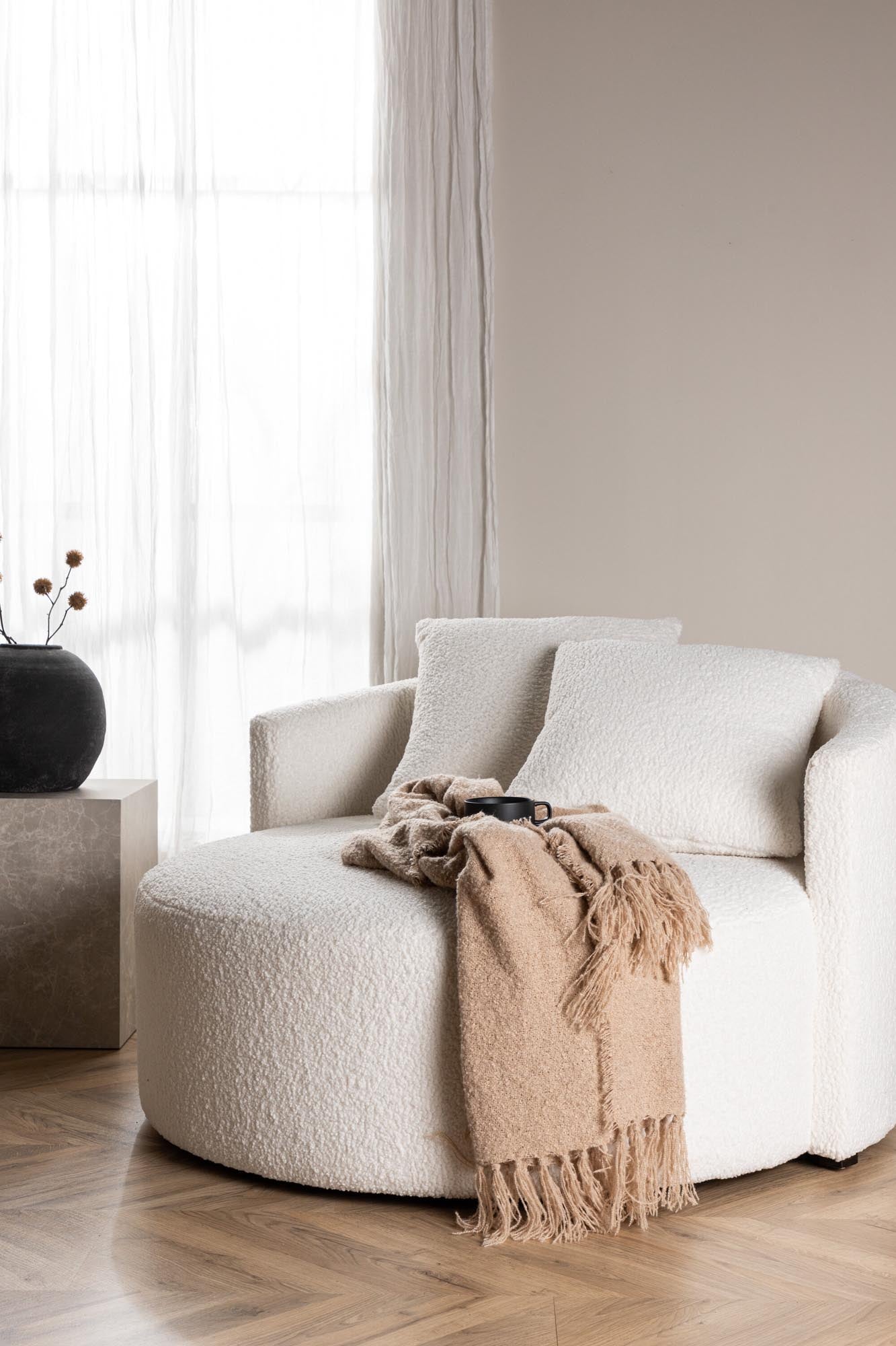 Stilvolles Kelso Sofa für zwei, in luxuriösem, cremefarbenem Stoff.