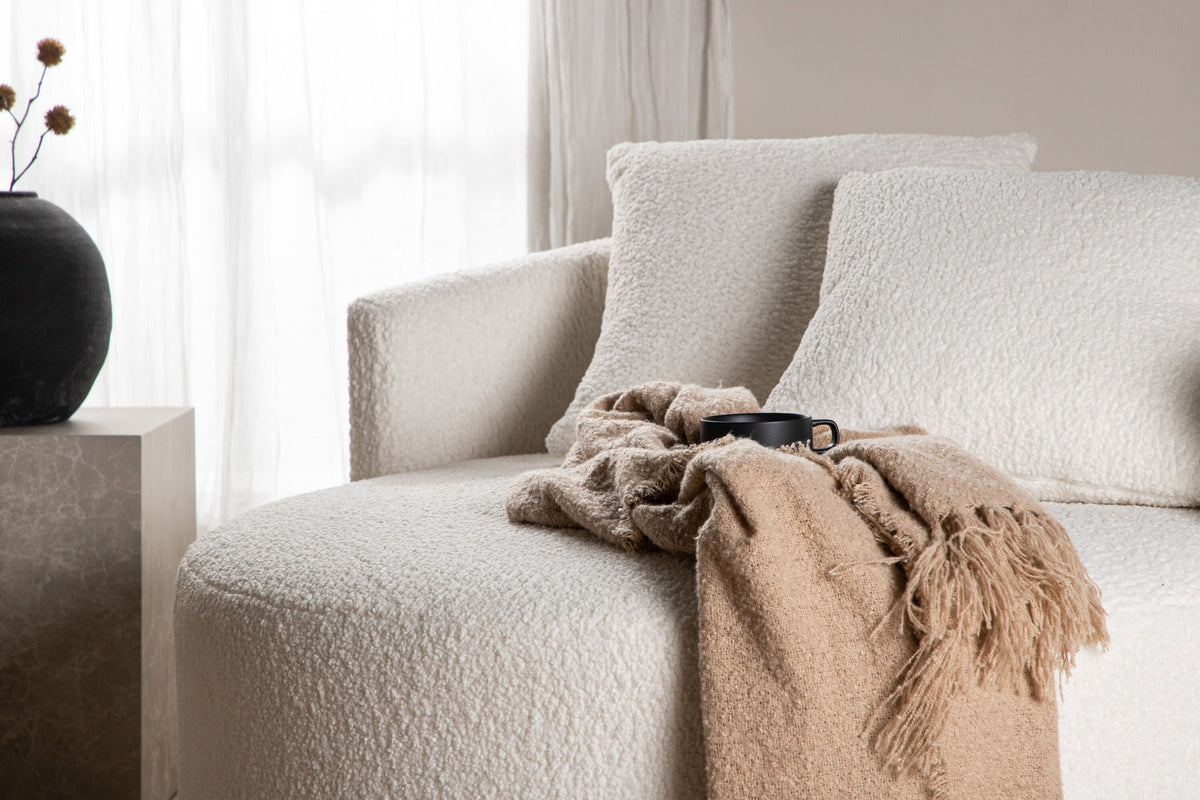 Kelso 2 Sitzer Sofa in Weiss präsentiert im Onlineshop von KAQTU Design AG. 2er Sofa ist von Venture Home